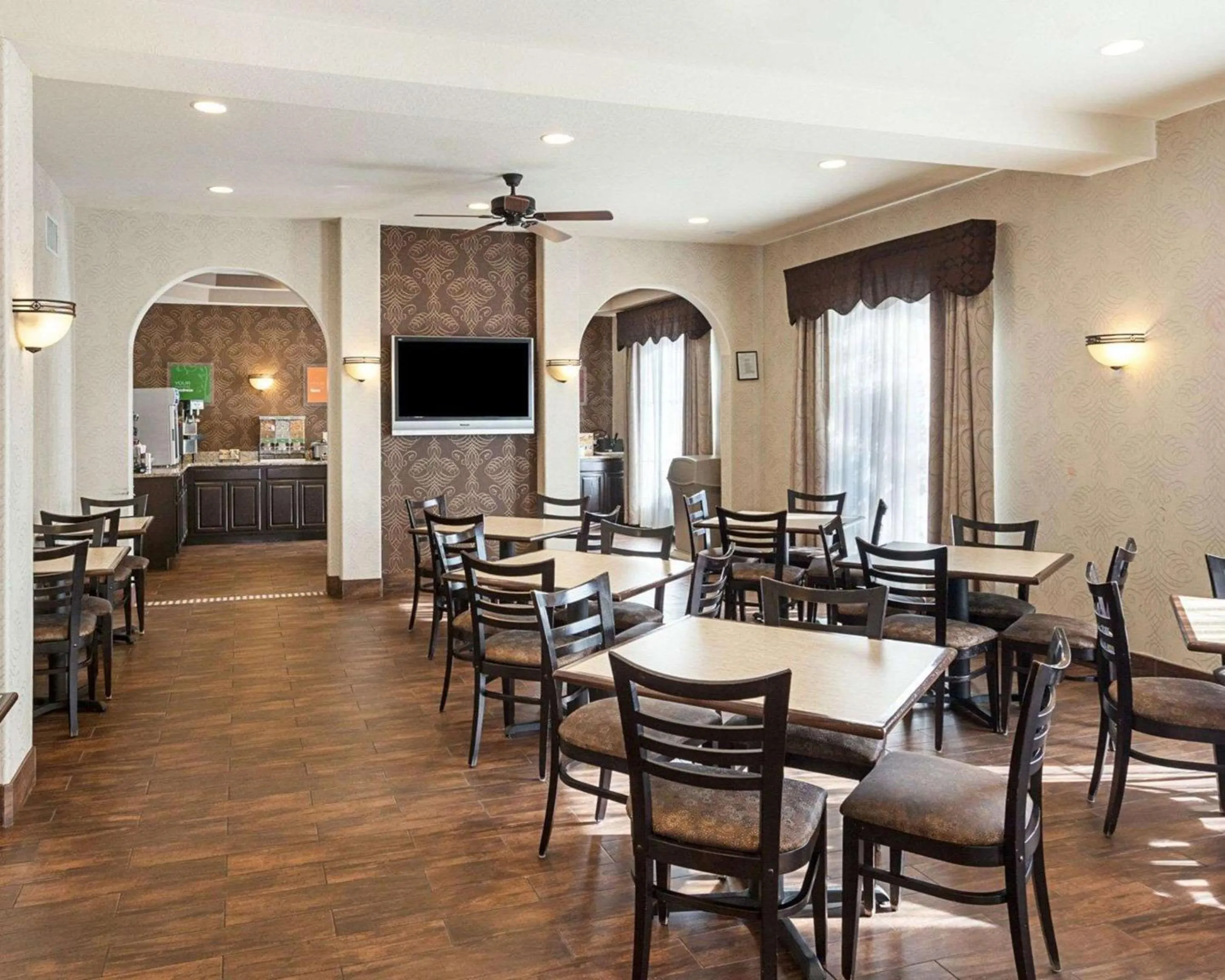 Restaurant/Places to Eat in Comfort Inn near Seaworld - Lackland AFB