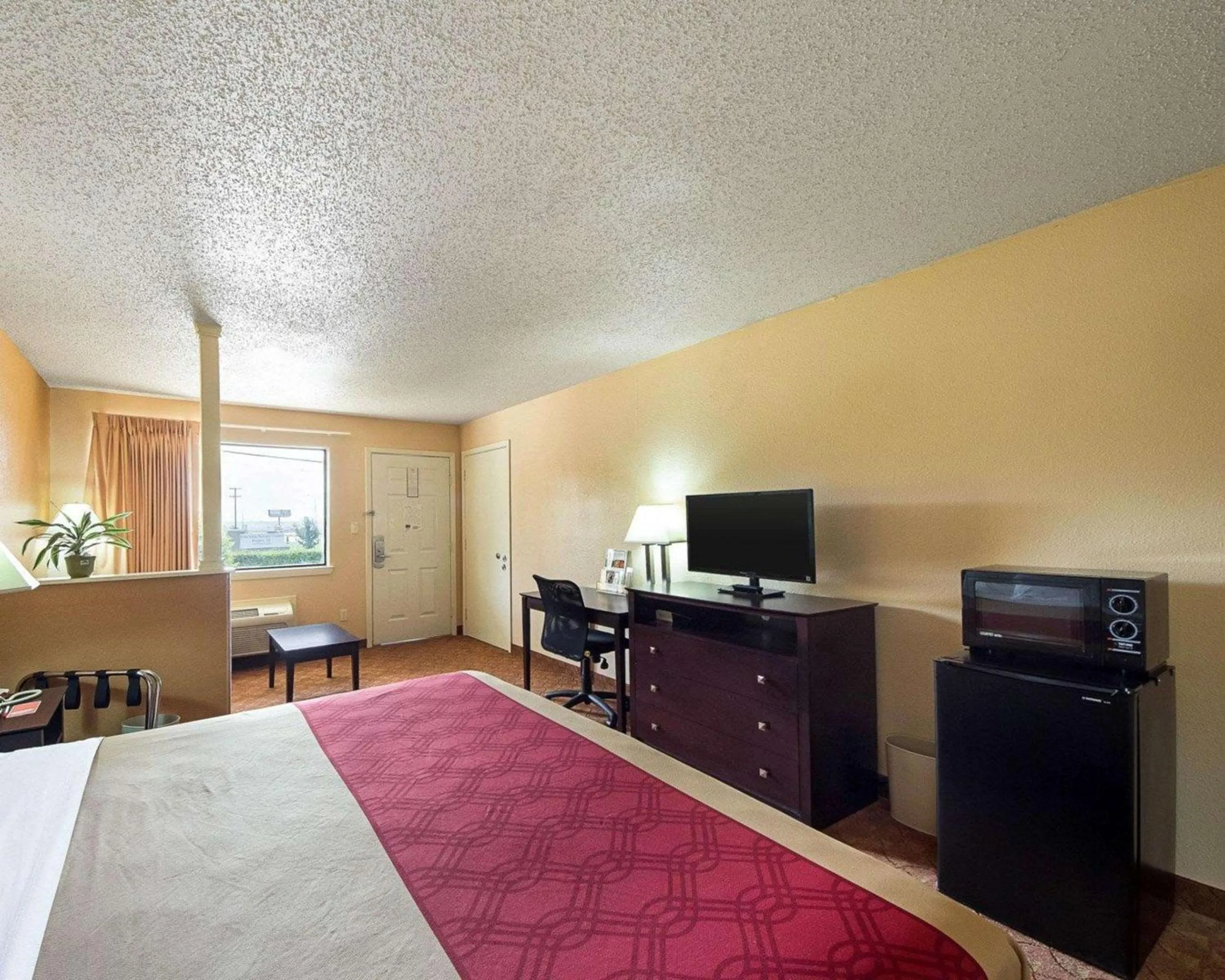Bedroom in Econo Lodge Inn & Suites Downtown Northeast near Fort Sam Houston