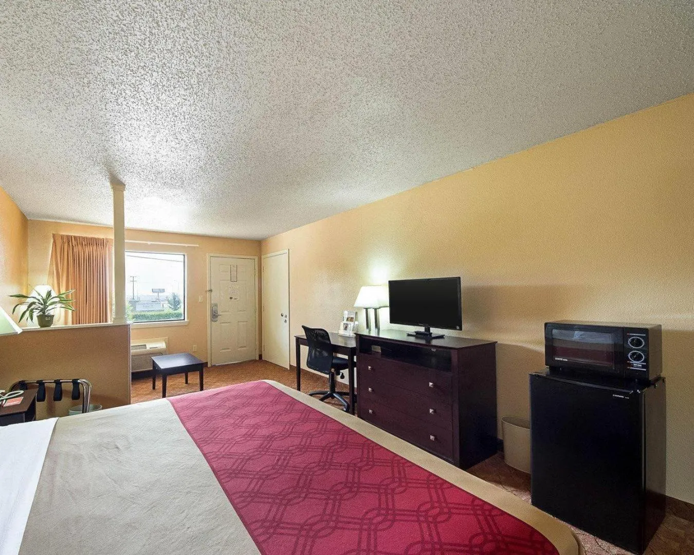 Bedroom, Bed in Econo Lodge Inn & Suites San Antonio near Frost Bank Center