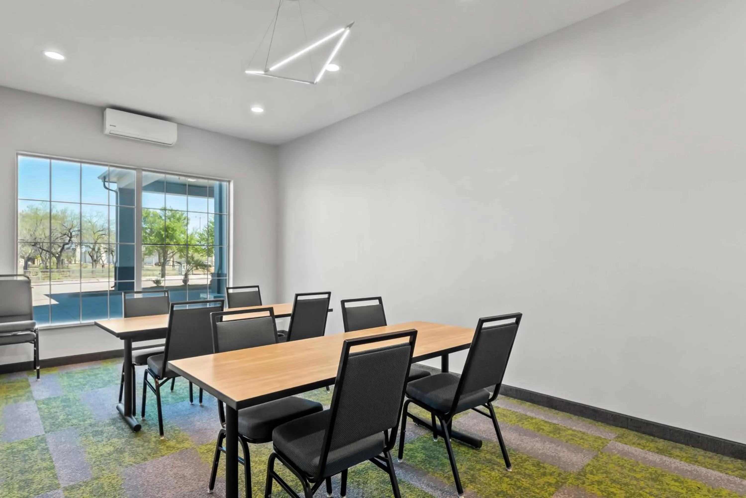 Meeting/conference room in Spark by Hilton Selma