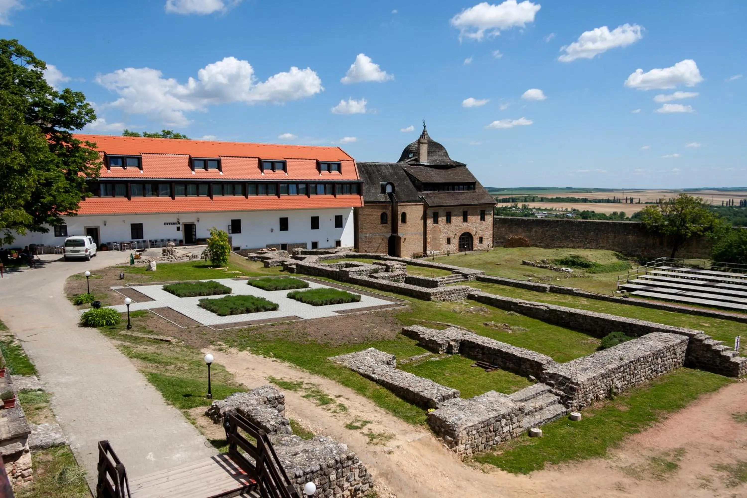 Garden in István Király Szálló