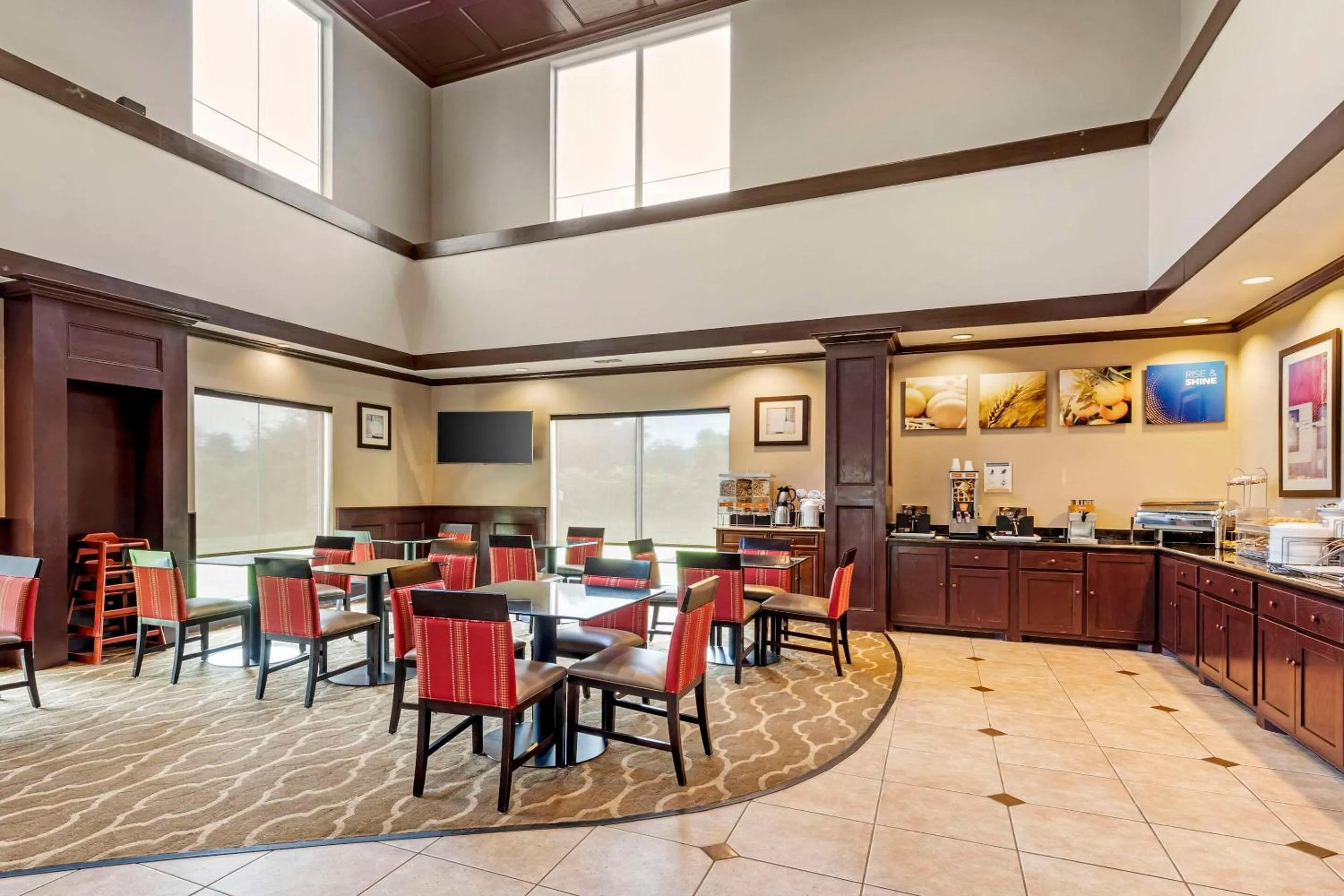 Breakfast in Comfort Suites Palestine