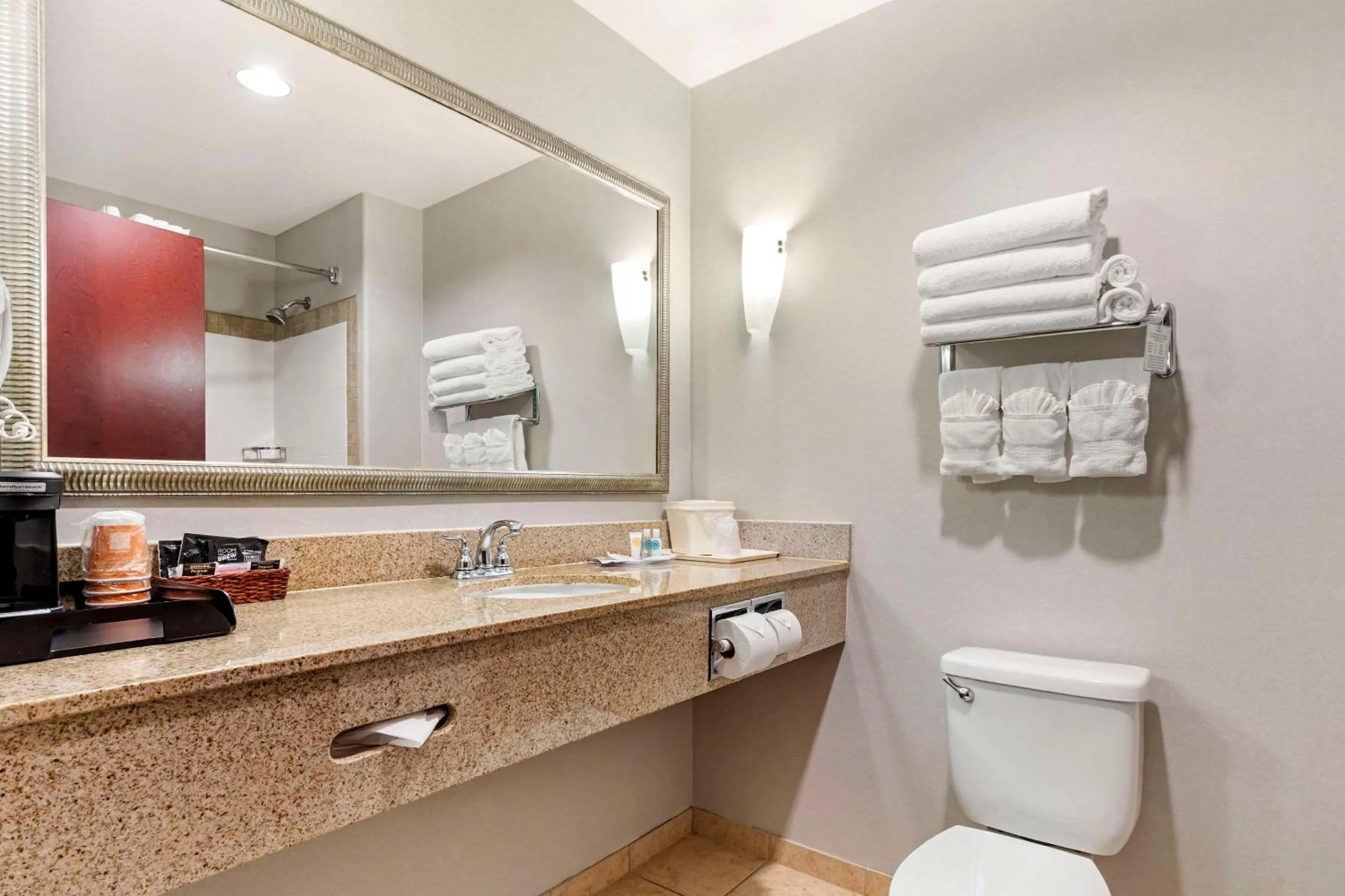 Bedroom in Comfort Suites Palestine