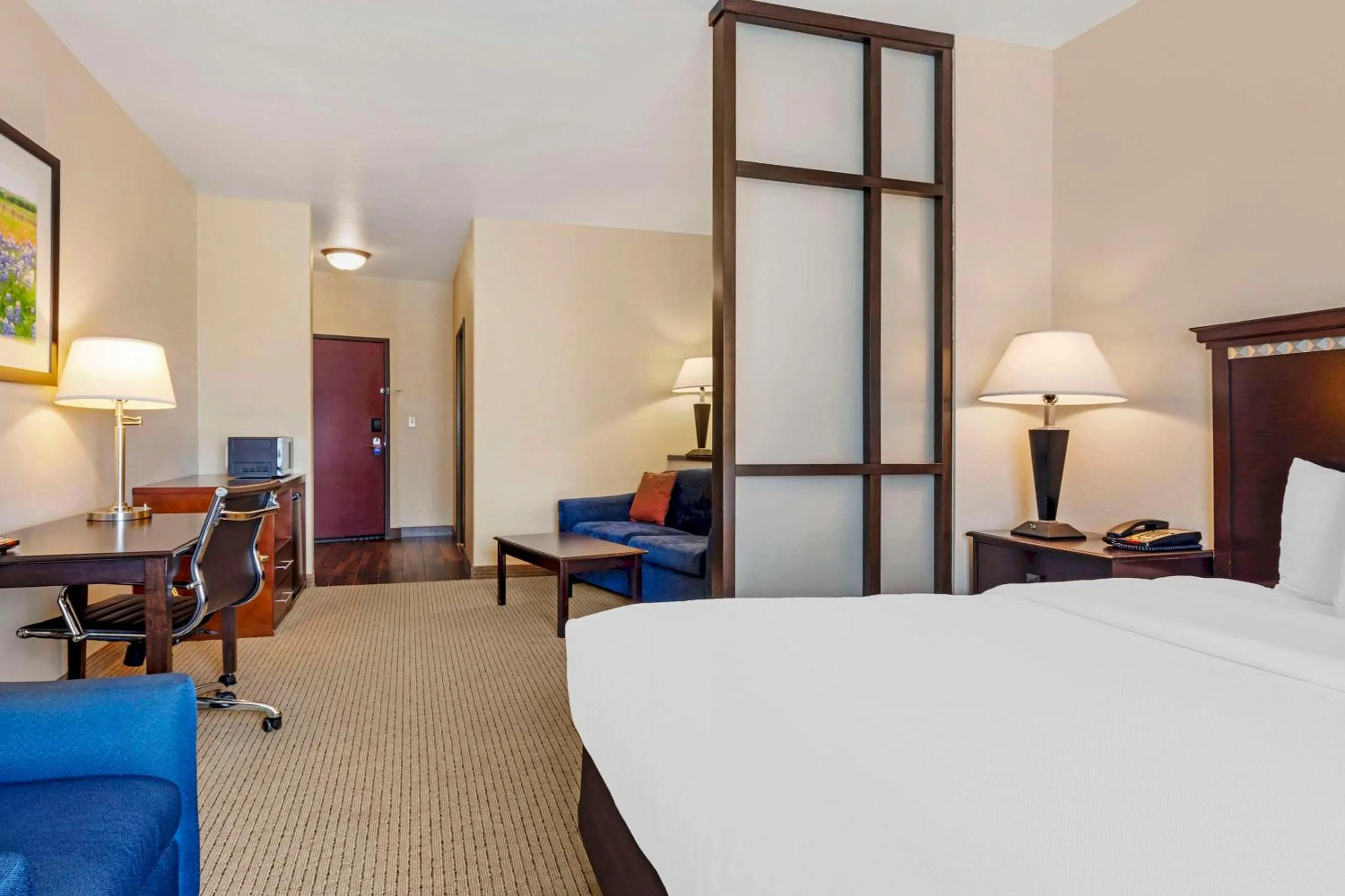 Bedroom, Bed in Comfort Suites Palestine