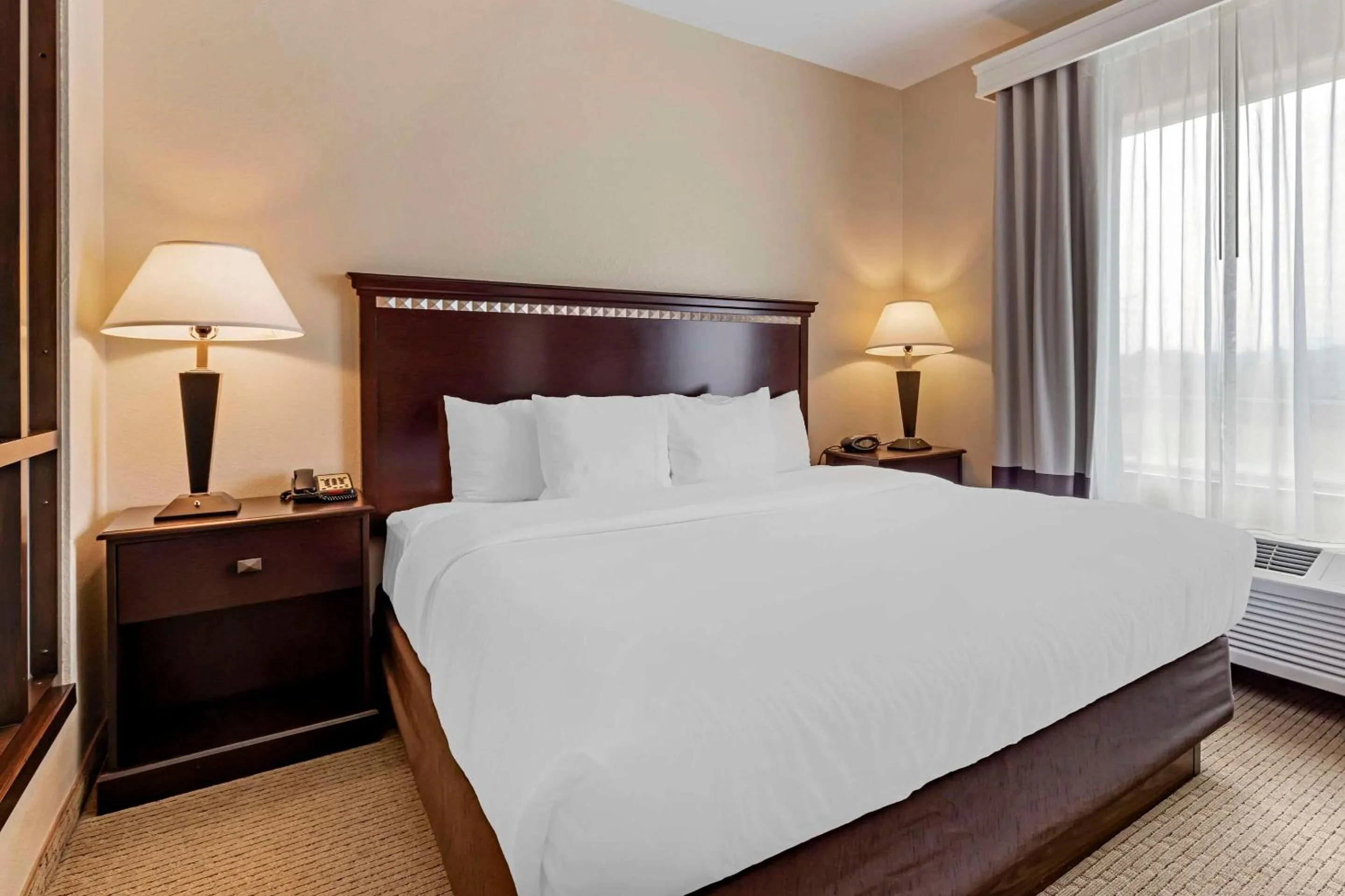 Bed in Comfort Suites Palestine