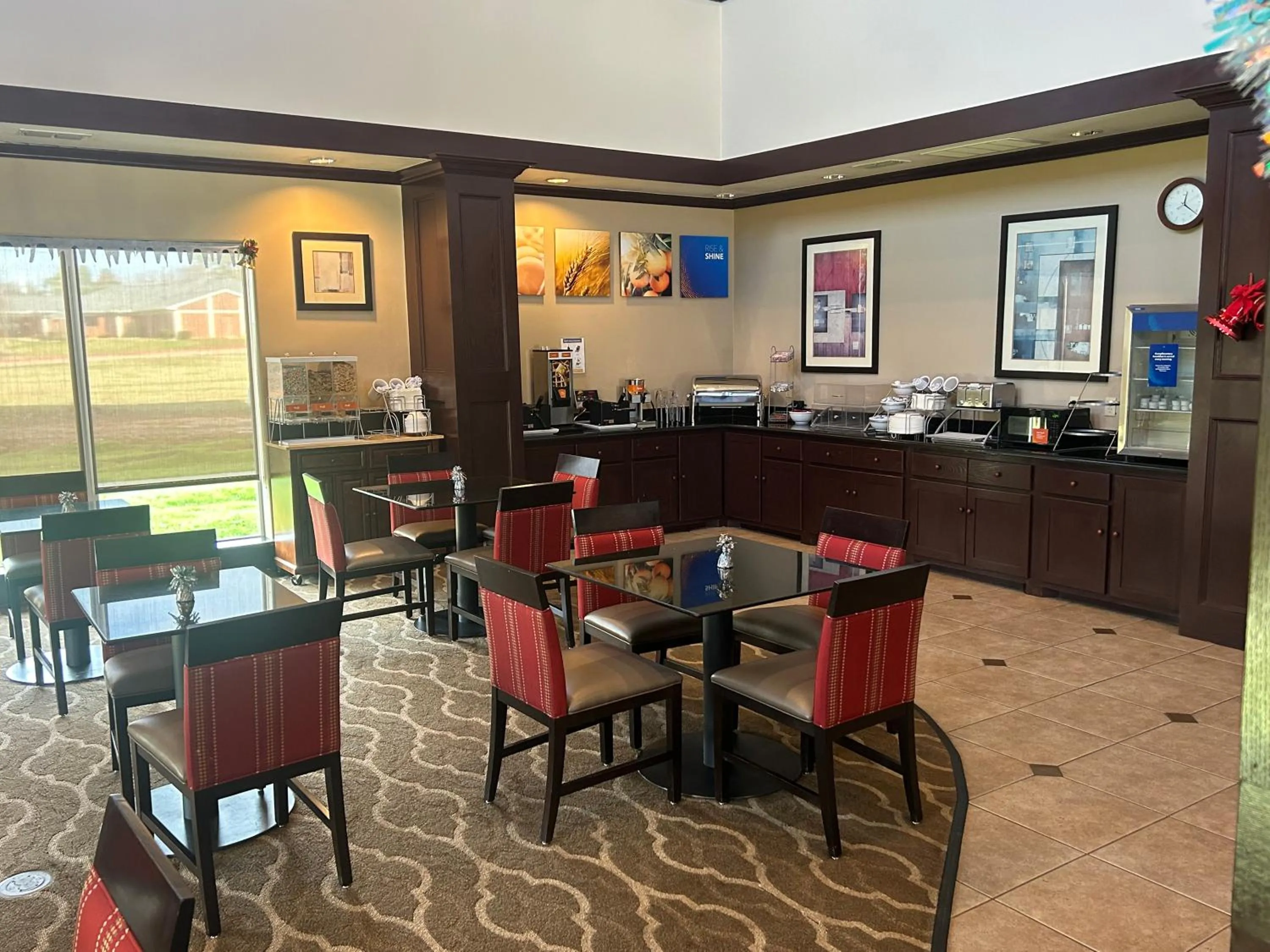 Breakfast in Comfort Suites Palestine