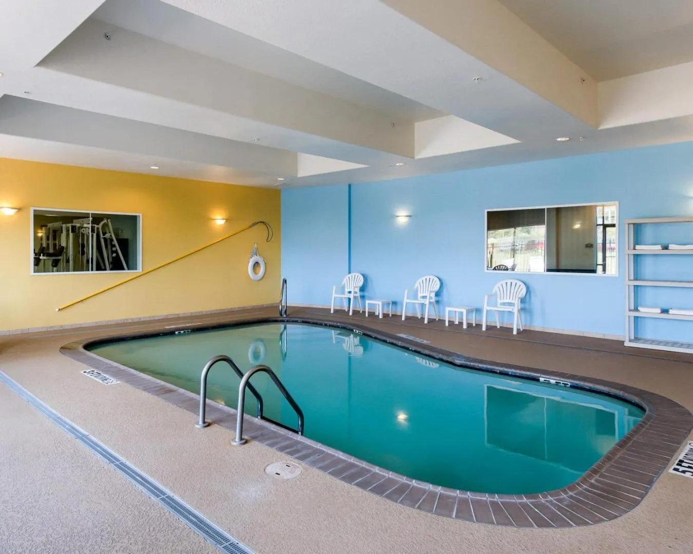 Swimming pool in Comfort Suites Palestine