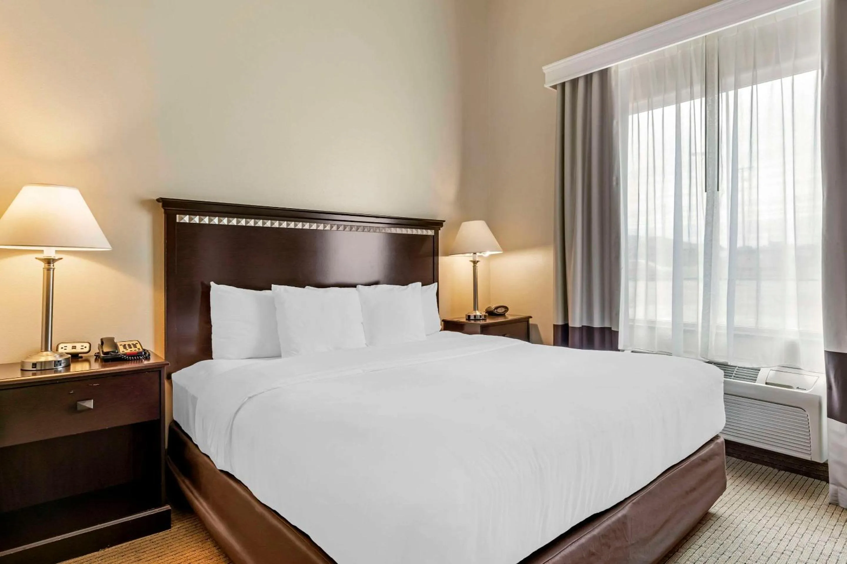 Bedroom, Bed in Comfort Suites Palestine