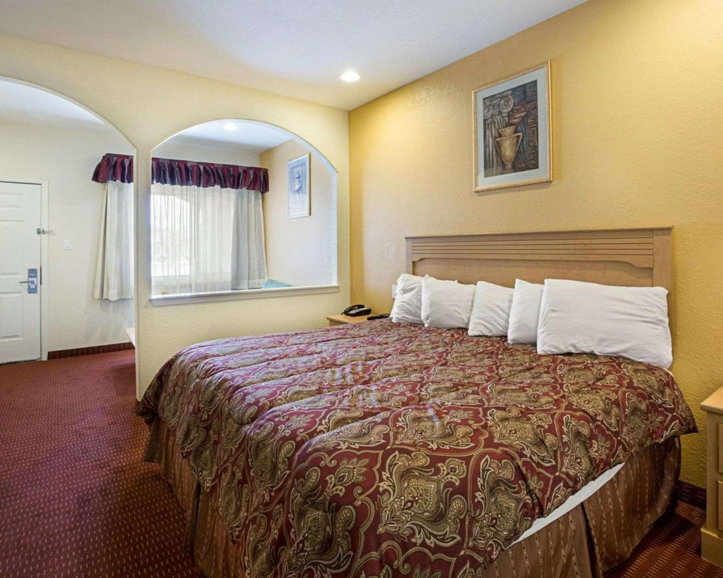 Photo of the whole room, Bed in Scottish Inn & Suites IAH West
