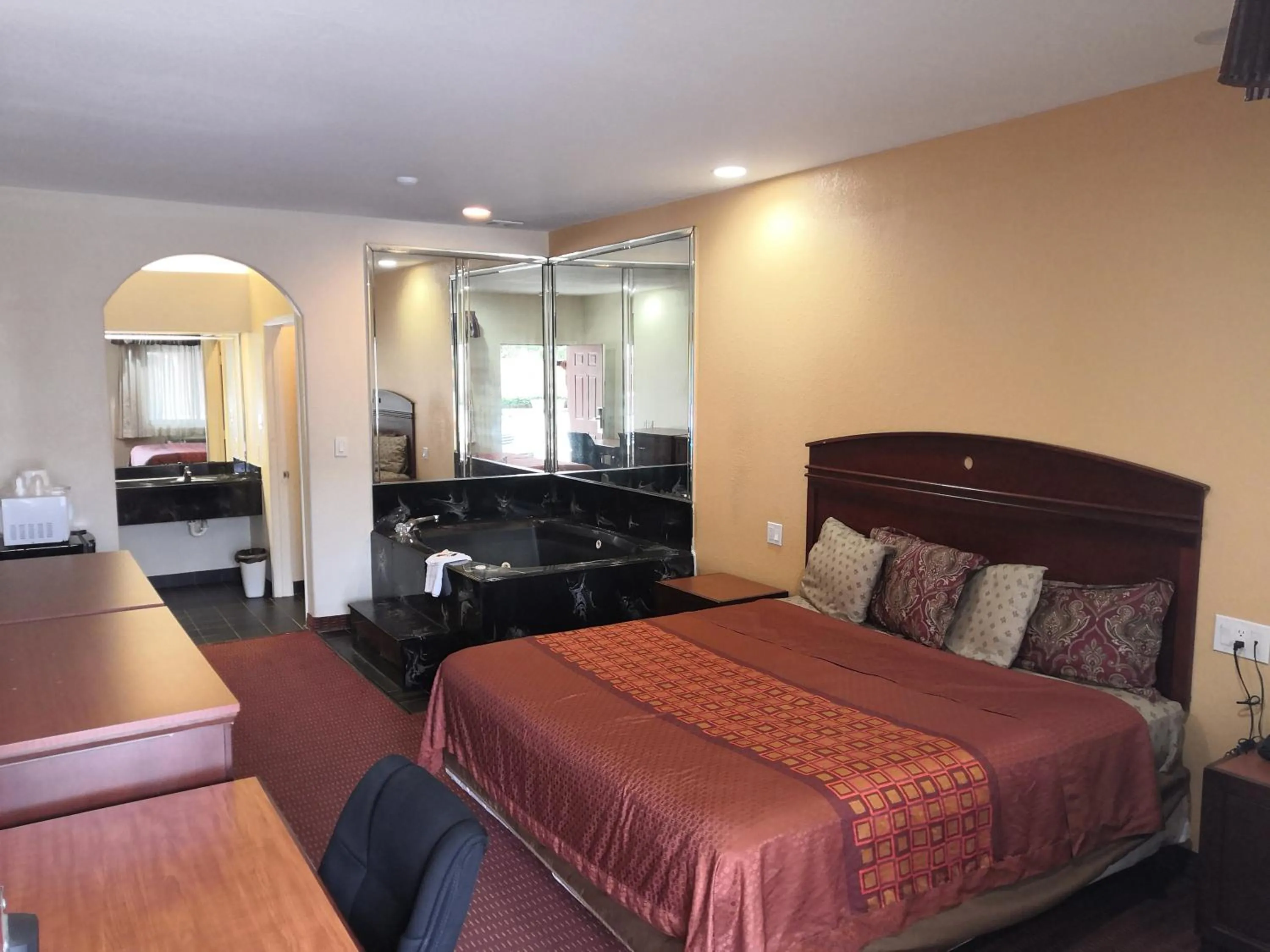 Bed in Scottish Inn & Suites IAH West