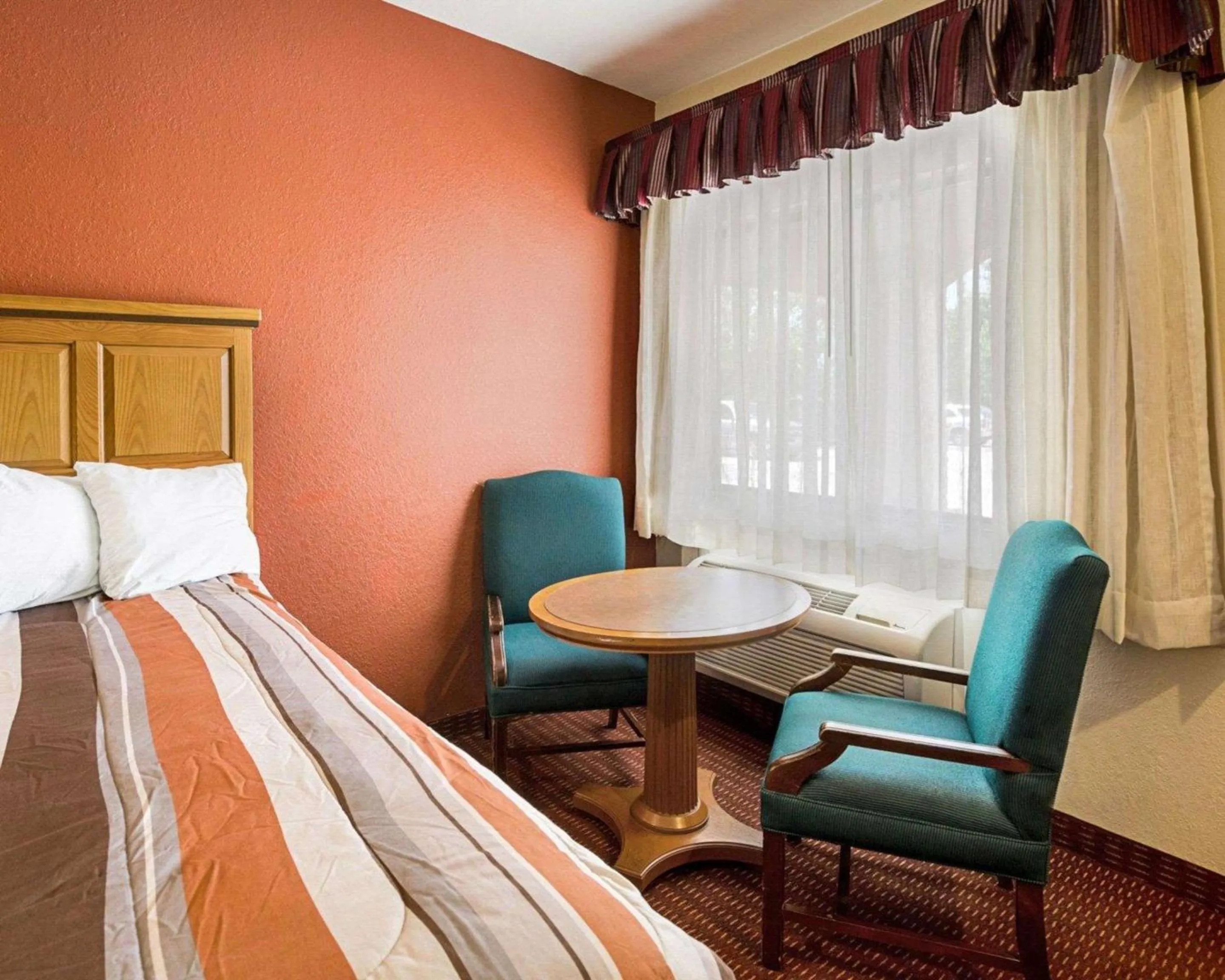 Photo of the whole room, Bed in Scottish Inn & Suites IAH West