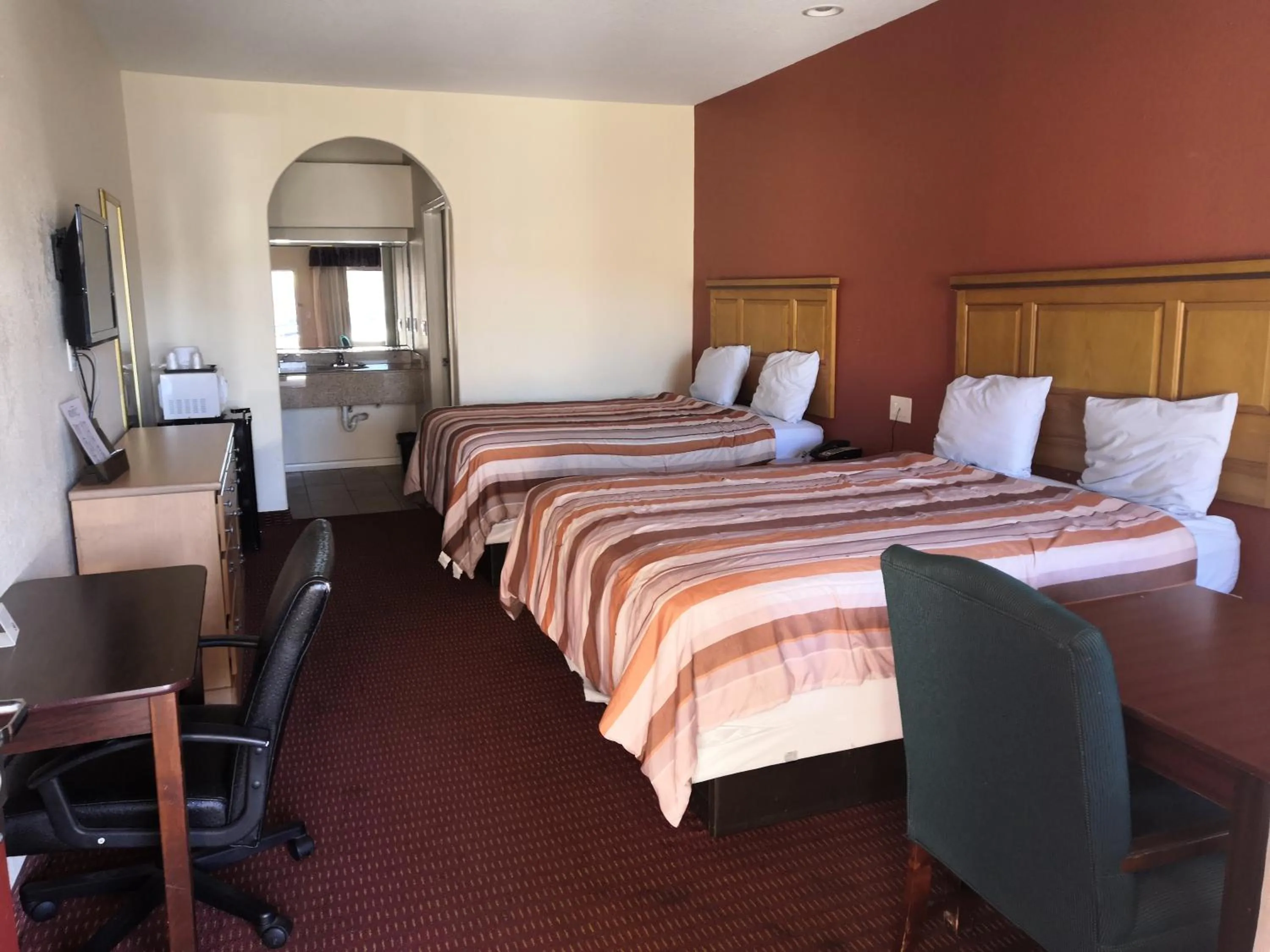 Bed in Scottish Inn & Suites IAH West