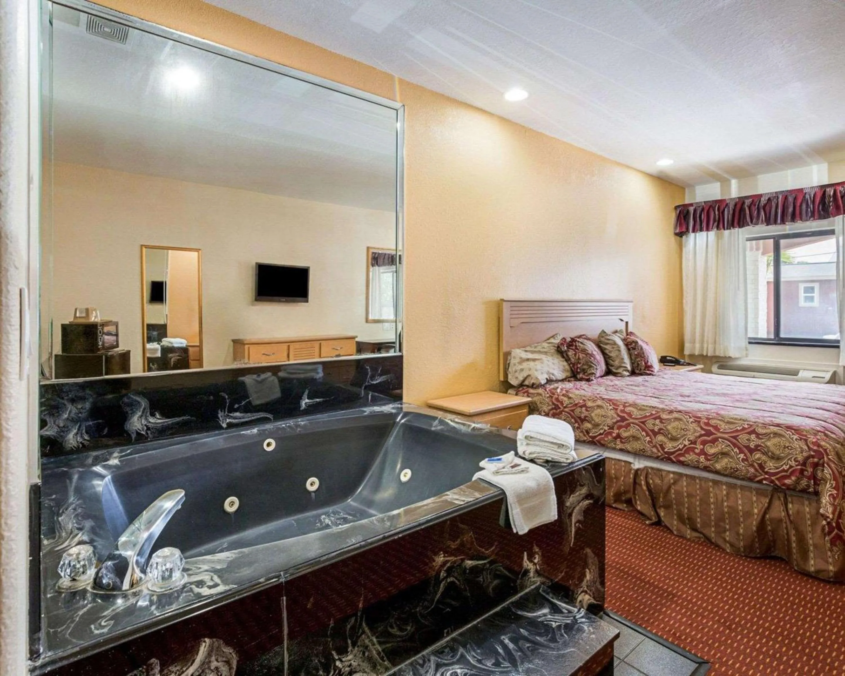 Photo of the whole room, Bed in Scottish Inn & Suites IAH West