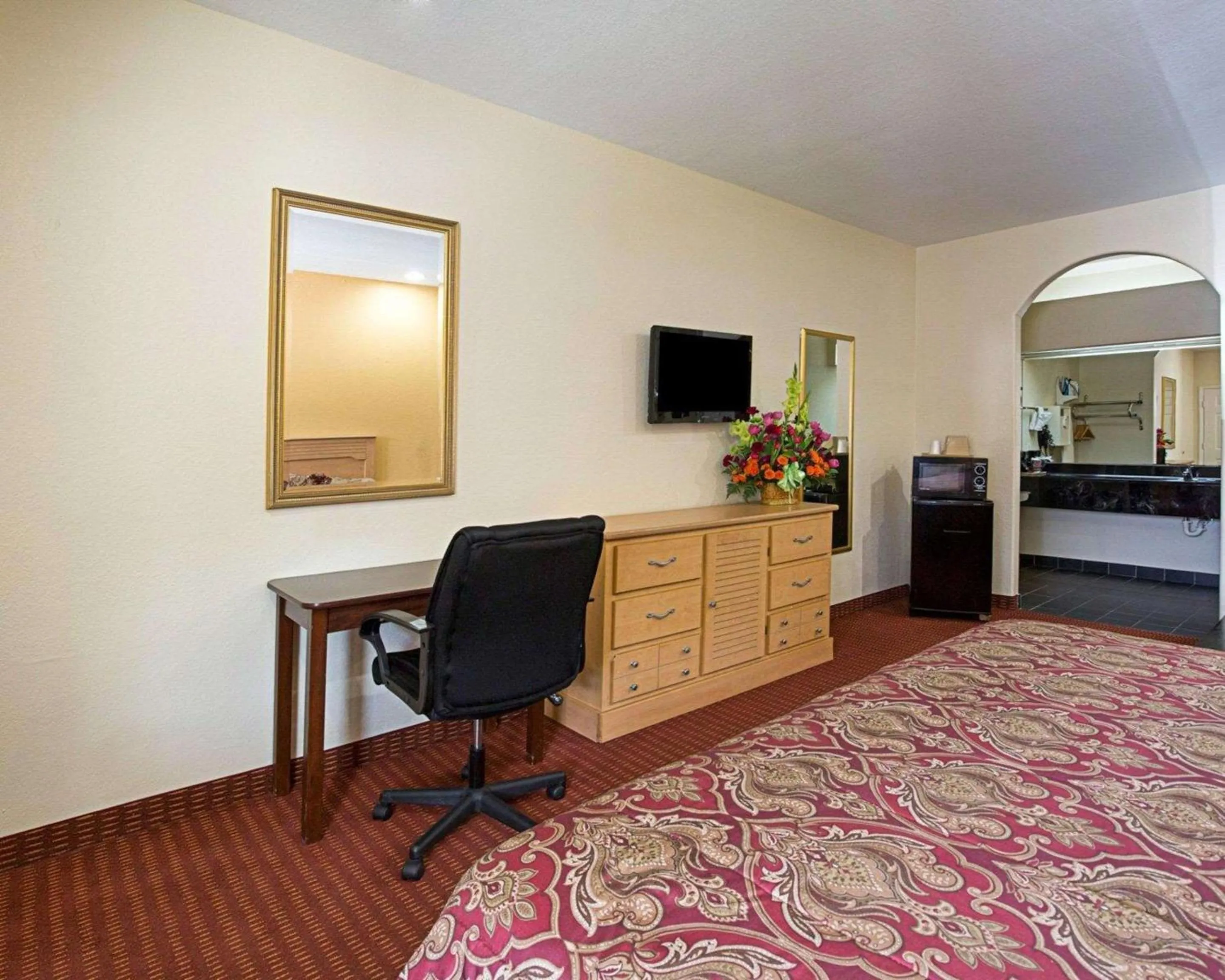 Photo of the whole room, Bed in Scottish Inn & Suites IAH West
