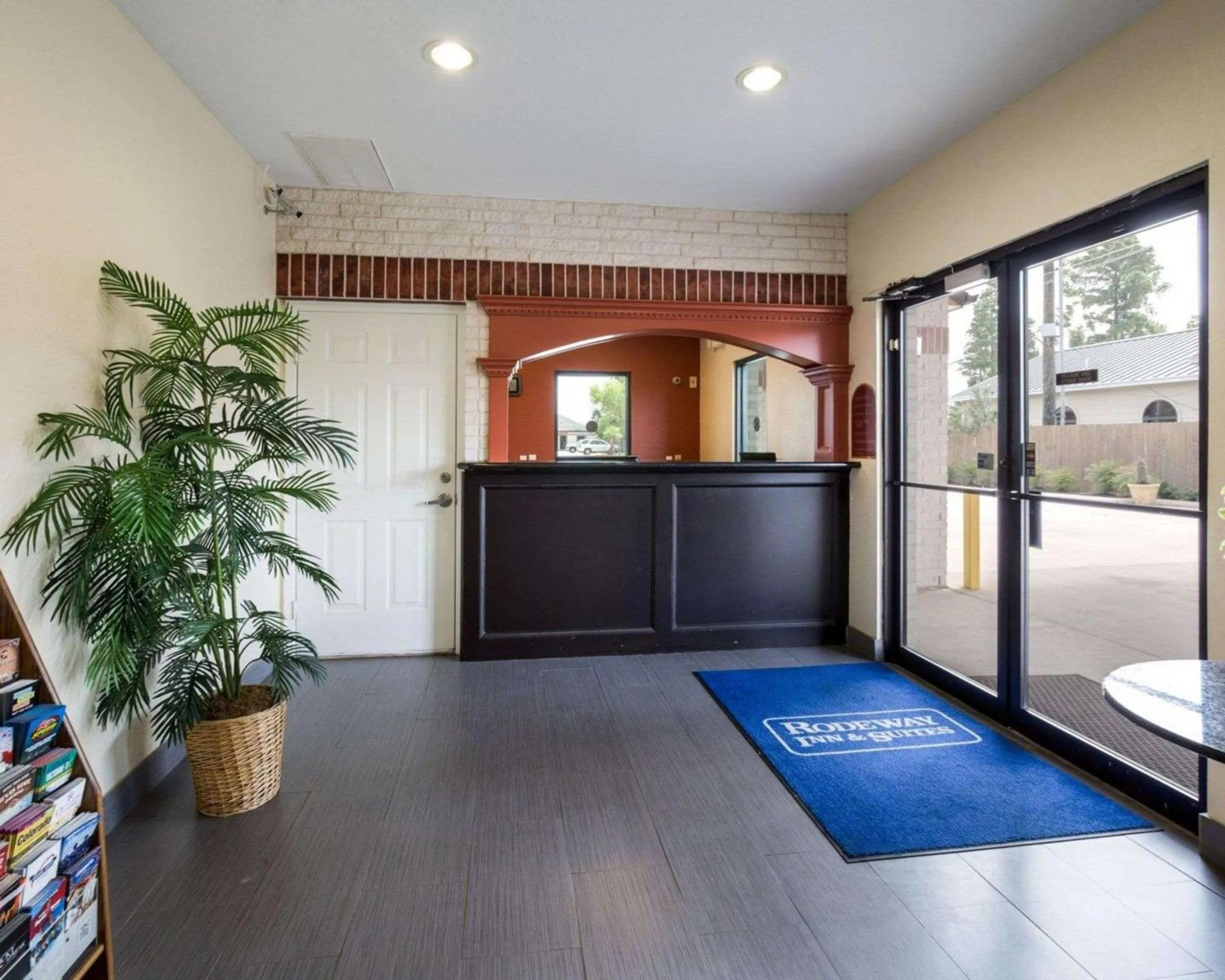 Lobby or reception in Scottish Inn & Suites IAH West