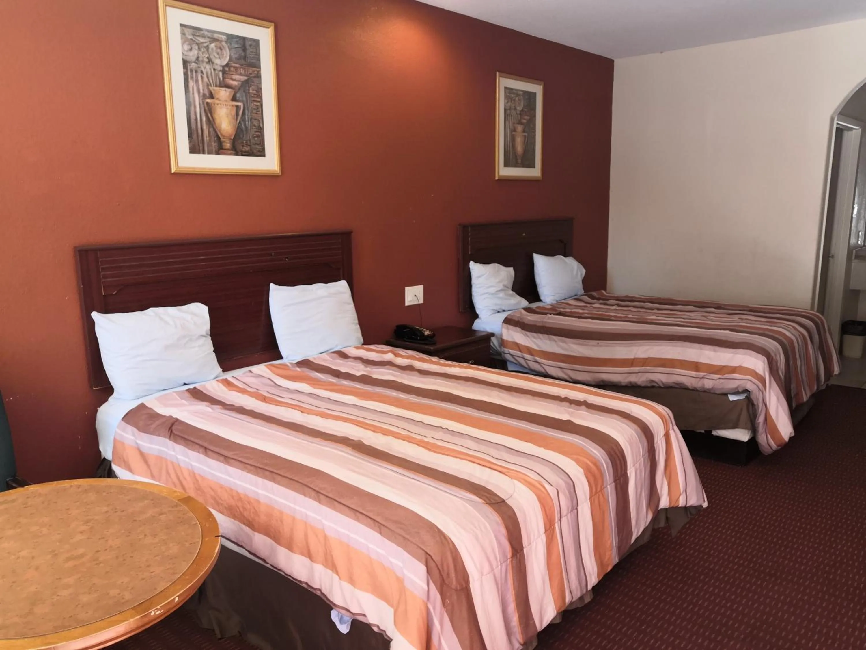 Bed in Scottish Inn & Suites IAH West