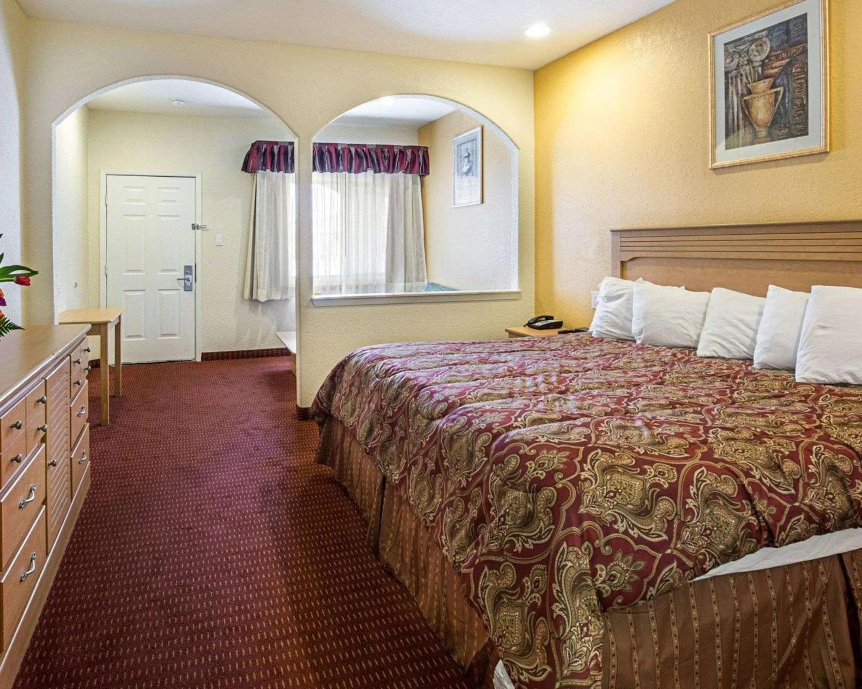 Photo of the whole room, Bed in Scottish Inn & Suites IAH West