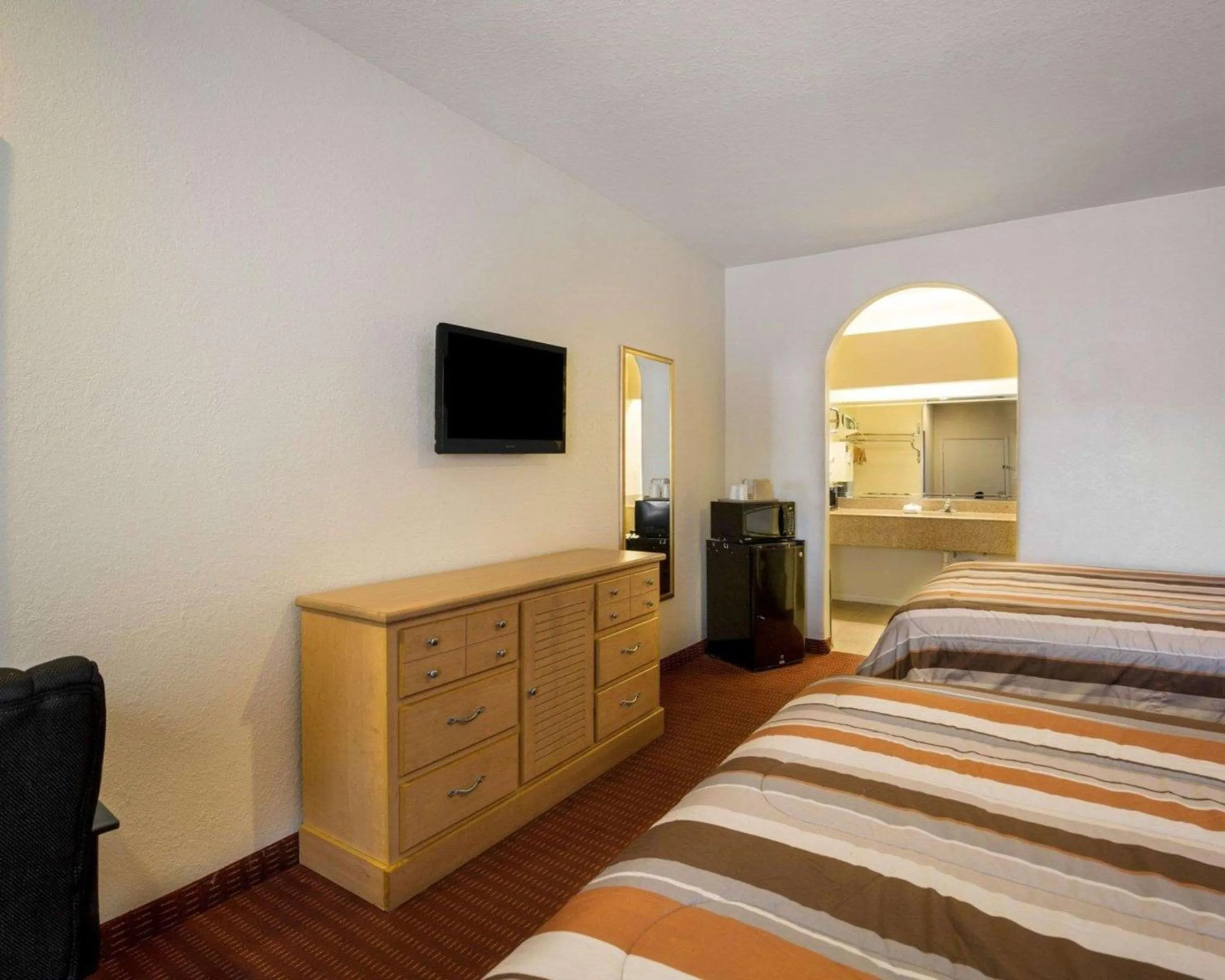 Photo of the whole room, Bed in Scottish Inn & Suites IAH West