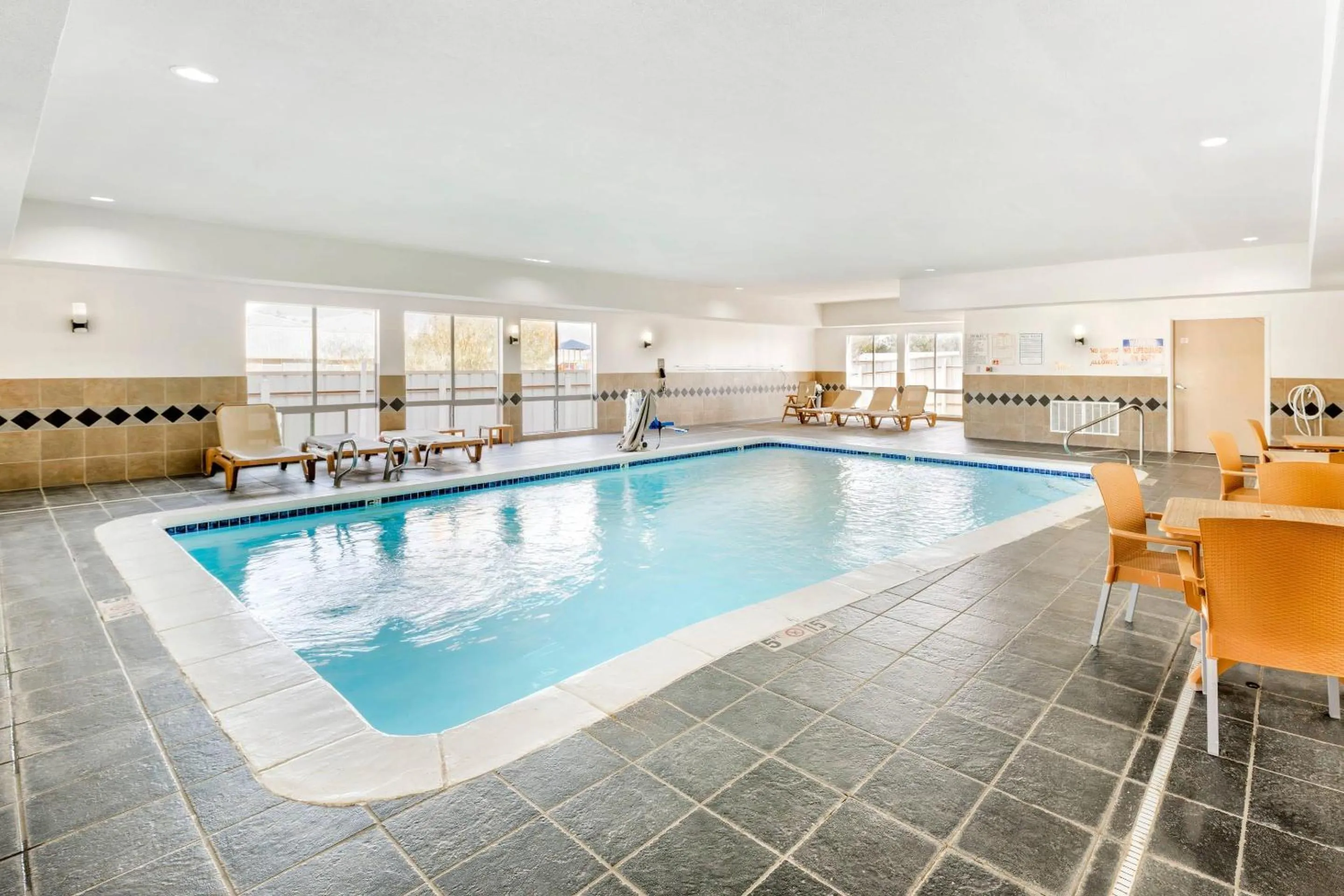 Swimming pool in Comfort Suites Pecos