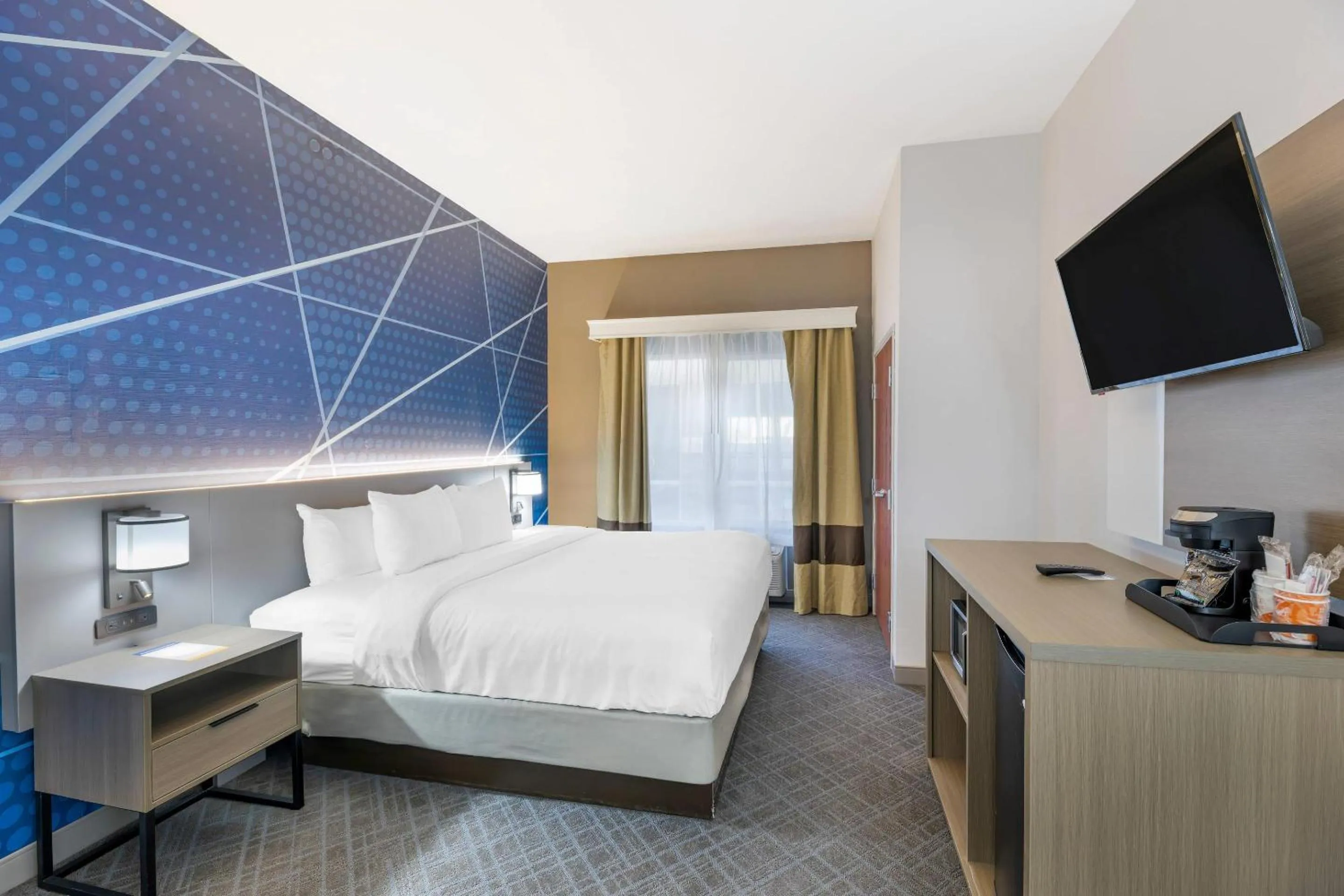 Bedroom, Bed in Comfort Suites Pecos