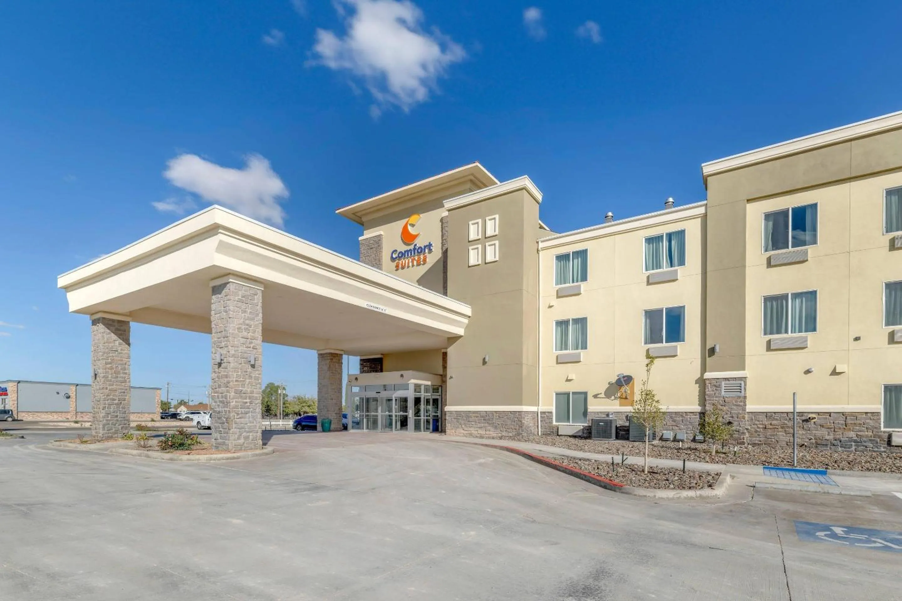 Property building in Comfort Suites Pecos