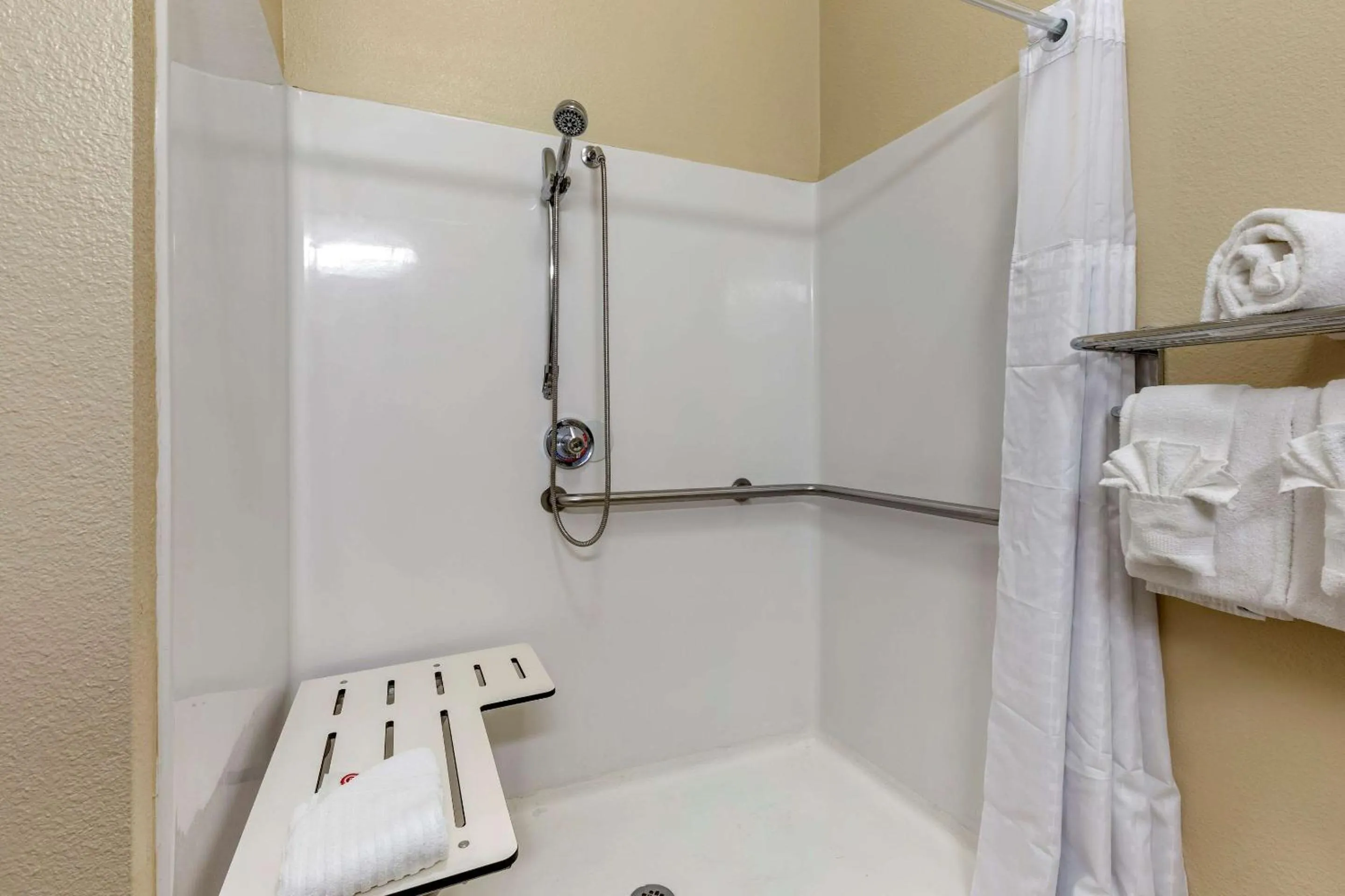 Bathroom in Comfort Inn & Suites Paris