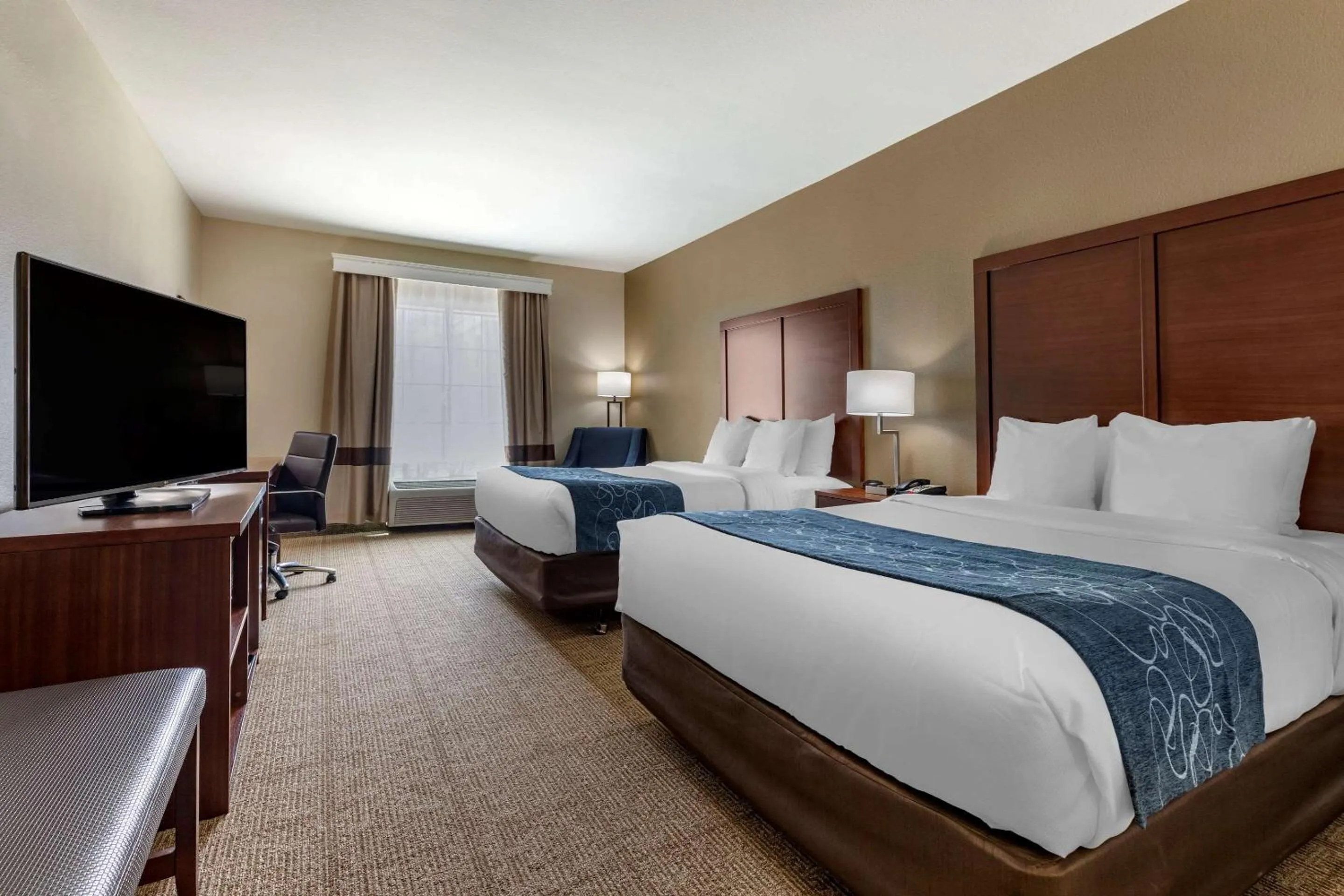 Photo of the whole room, Bed in Comfort Inn & Suites Paris