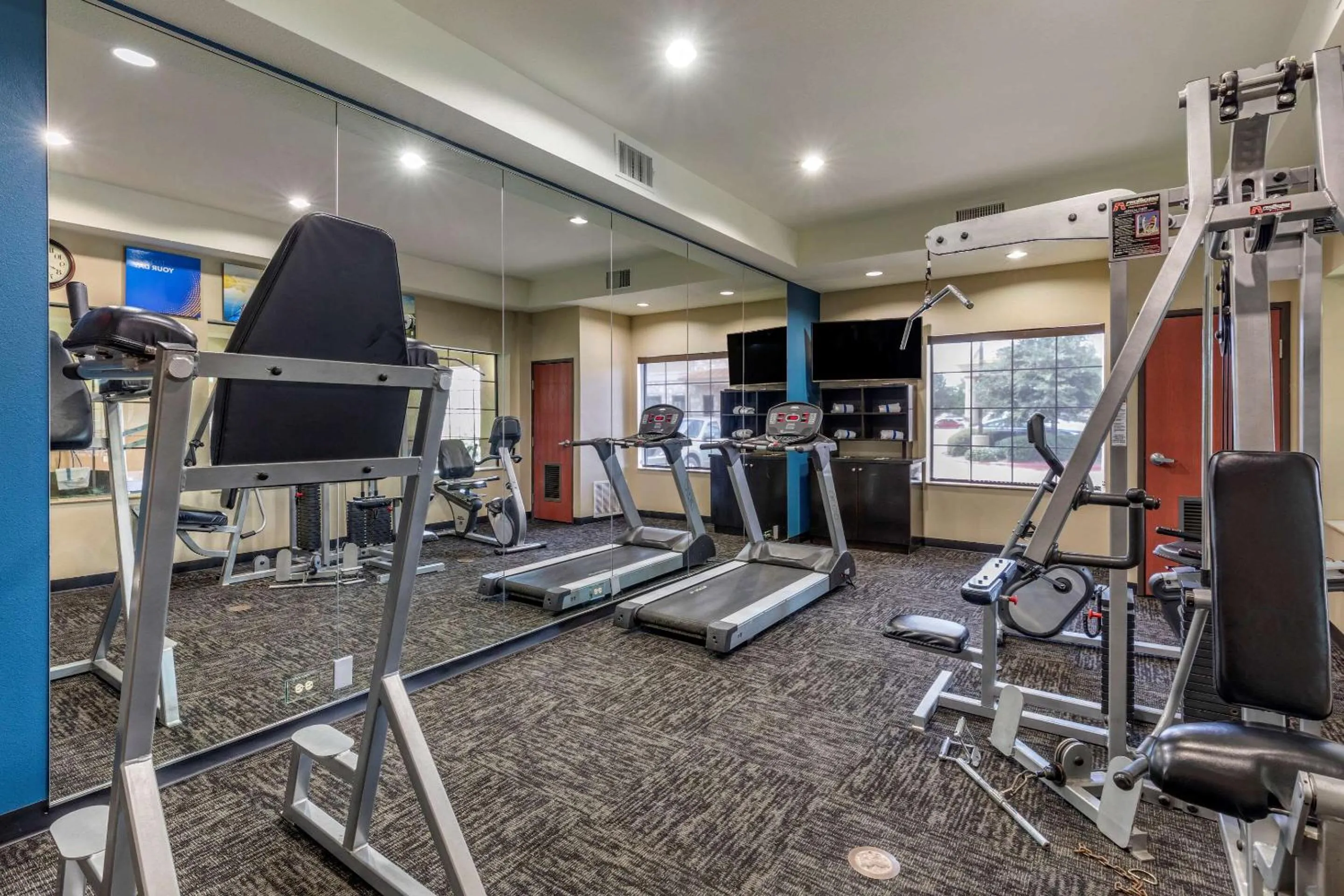 Fitness centre/facilities in Comfort Inn & Suites Paris