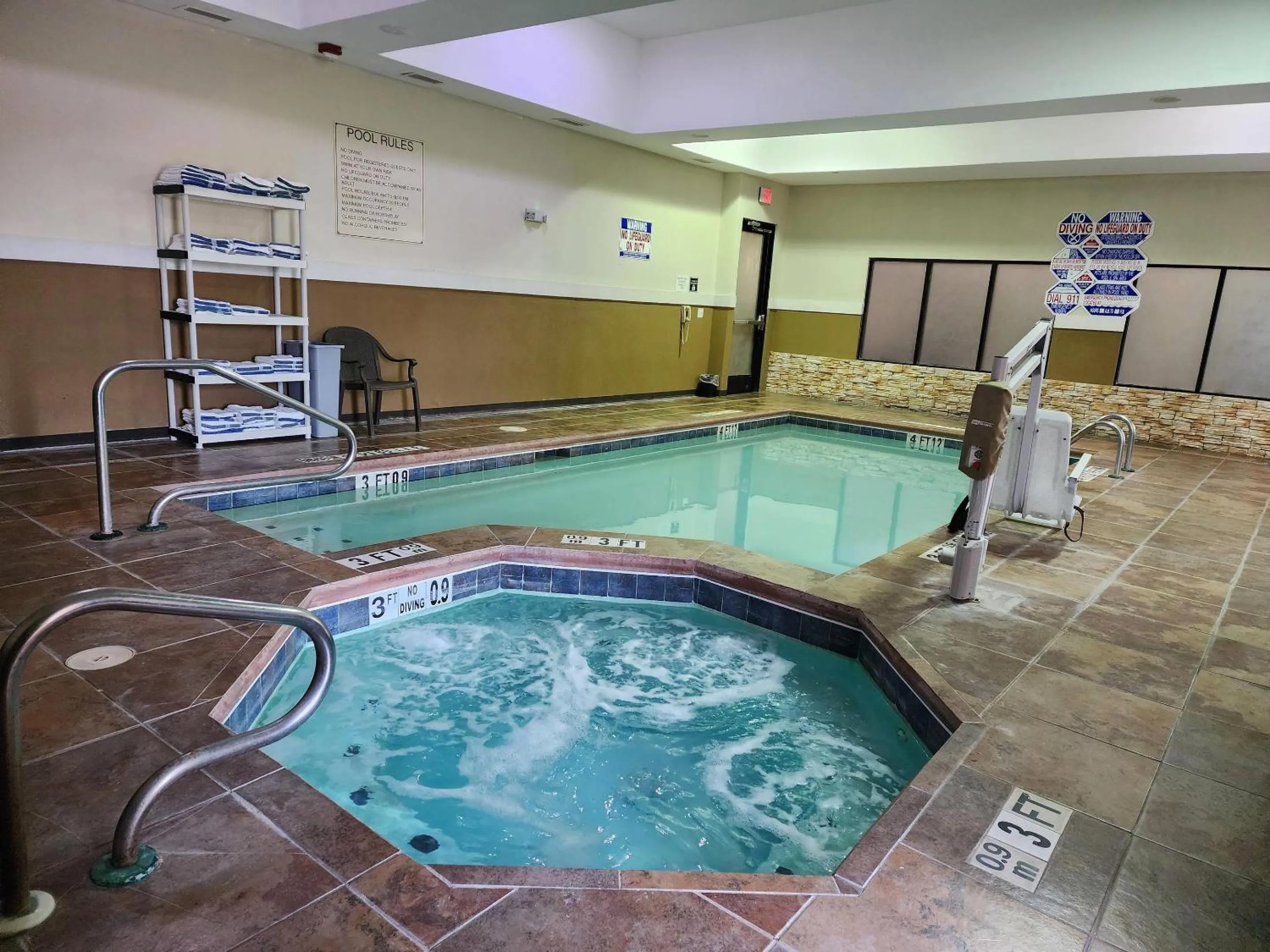 Swimming pool in Sleep Inn & Suites West Medical Center