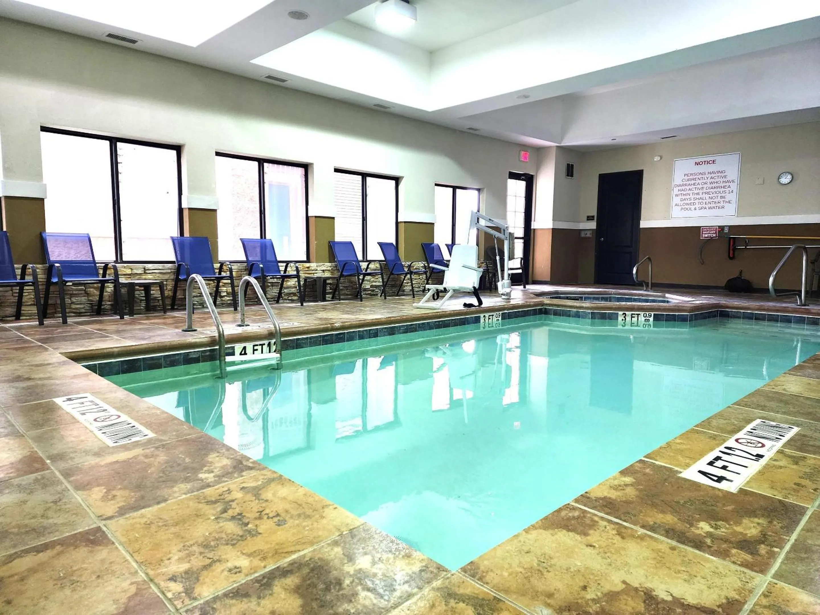 Swimming pool in Sleep Inn & Suites West Medical Center