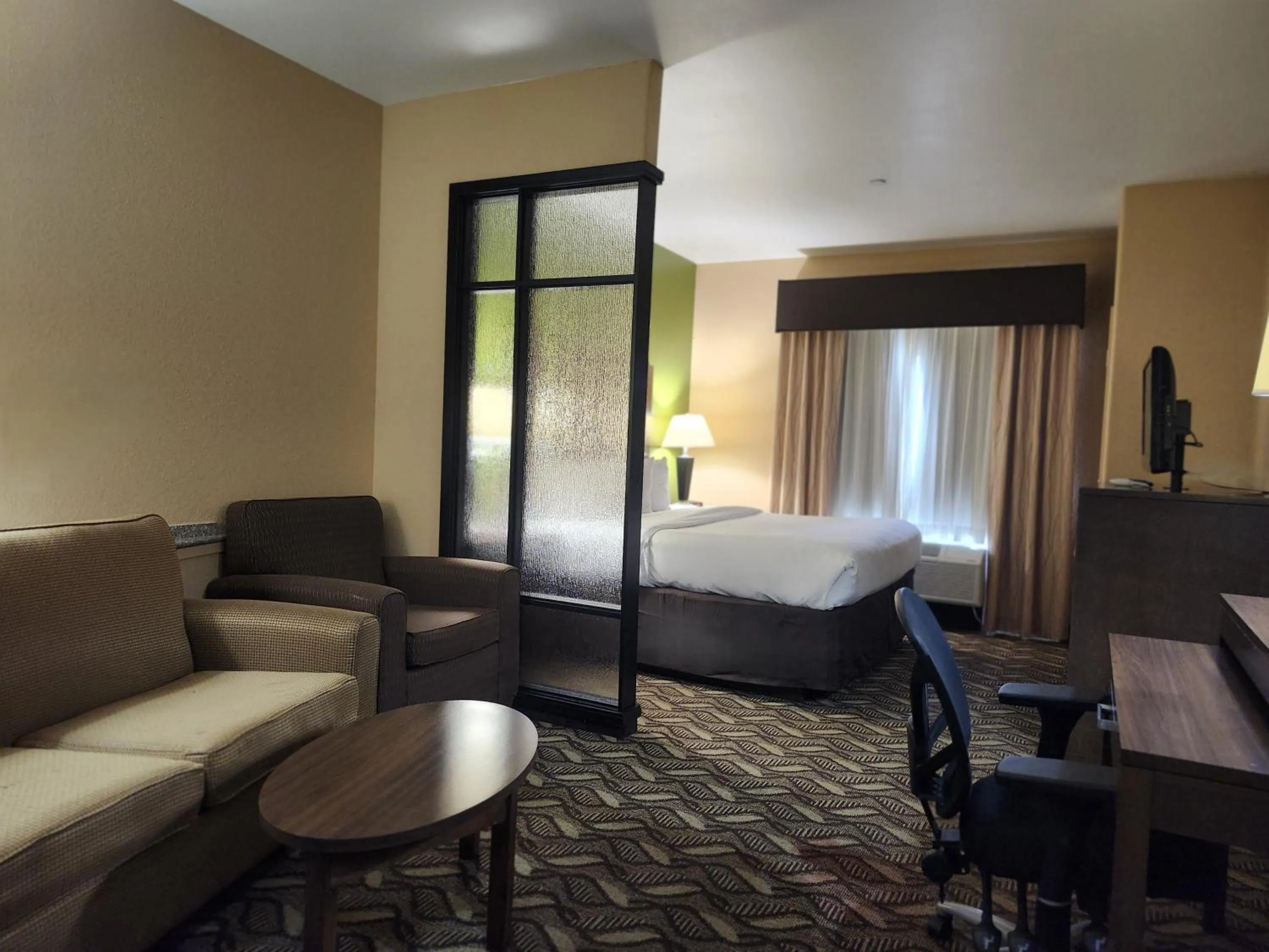 Bedroom, Bed in Baymont by Wyndham Jewett