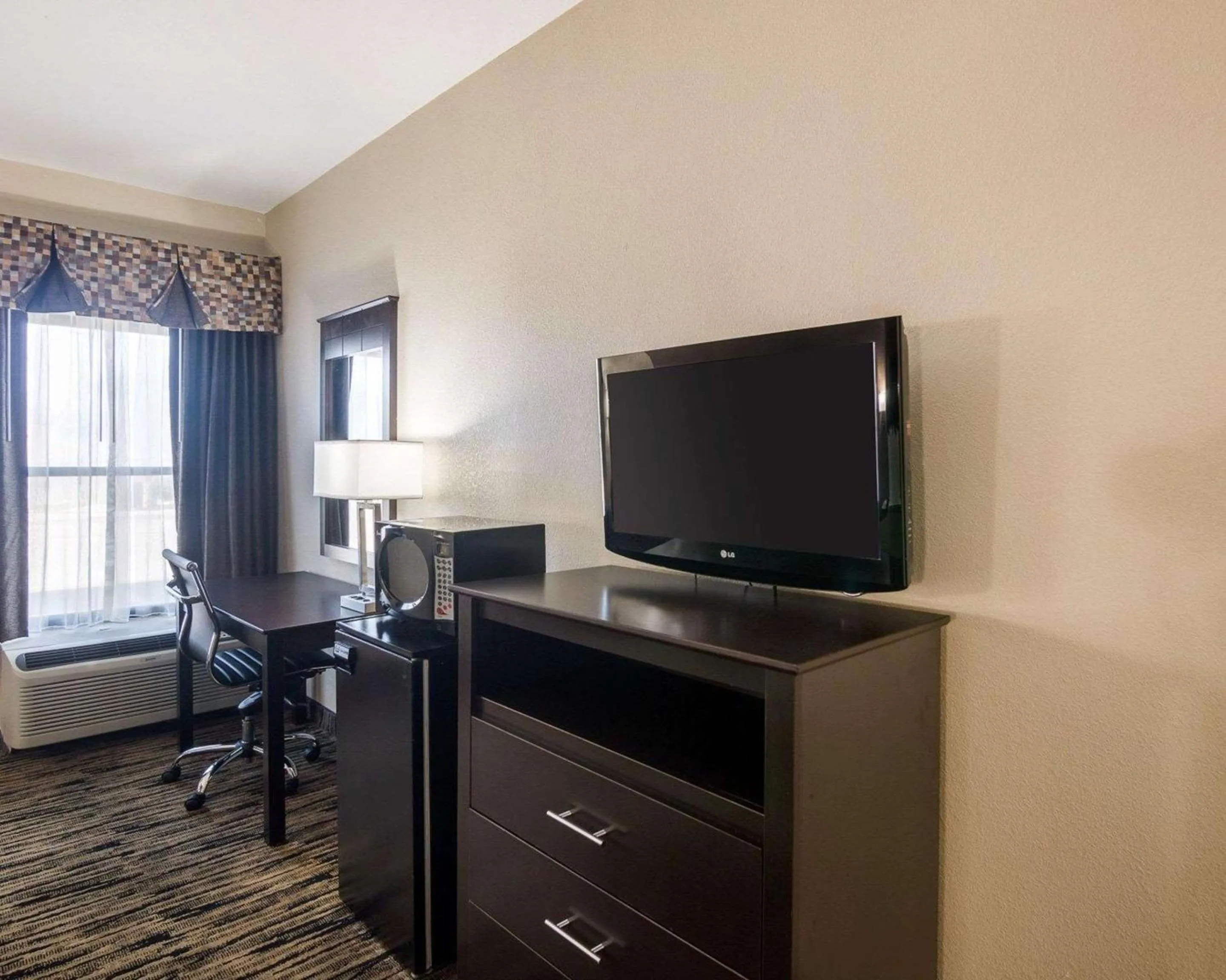 Photo of the whole room in Days Inn by Wyndham Fort Worth North / Fossil Creek