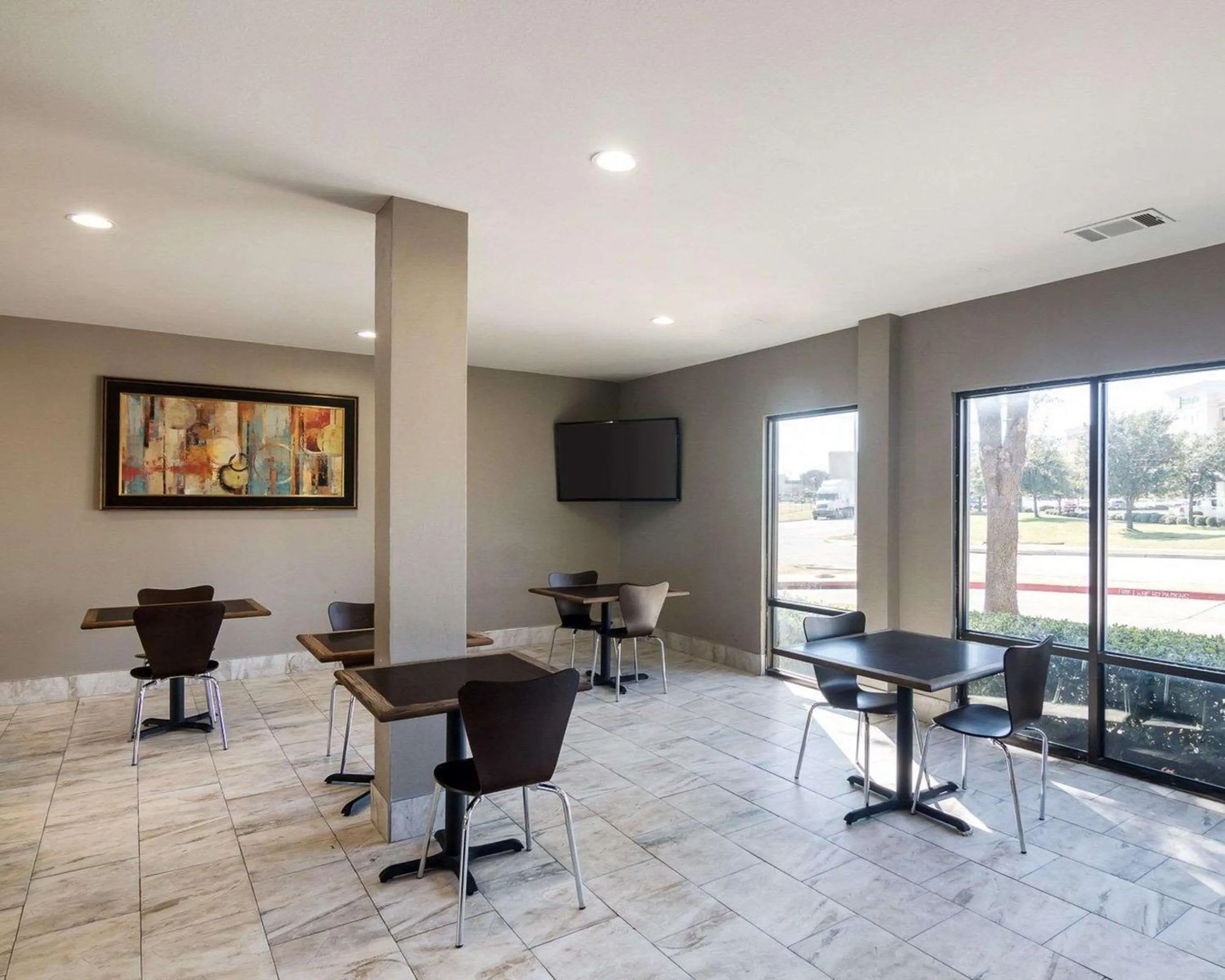 Restaurant/places to eat in Days Inn by Wyndham Fort Worth North / Fossil Creek