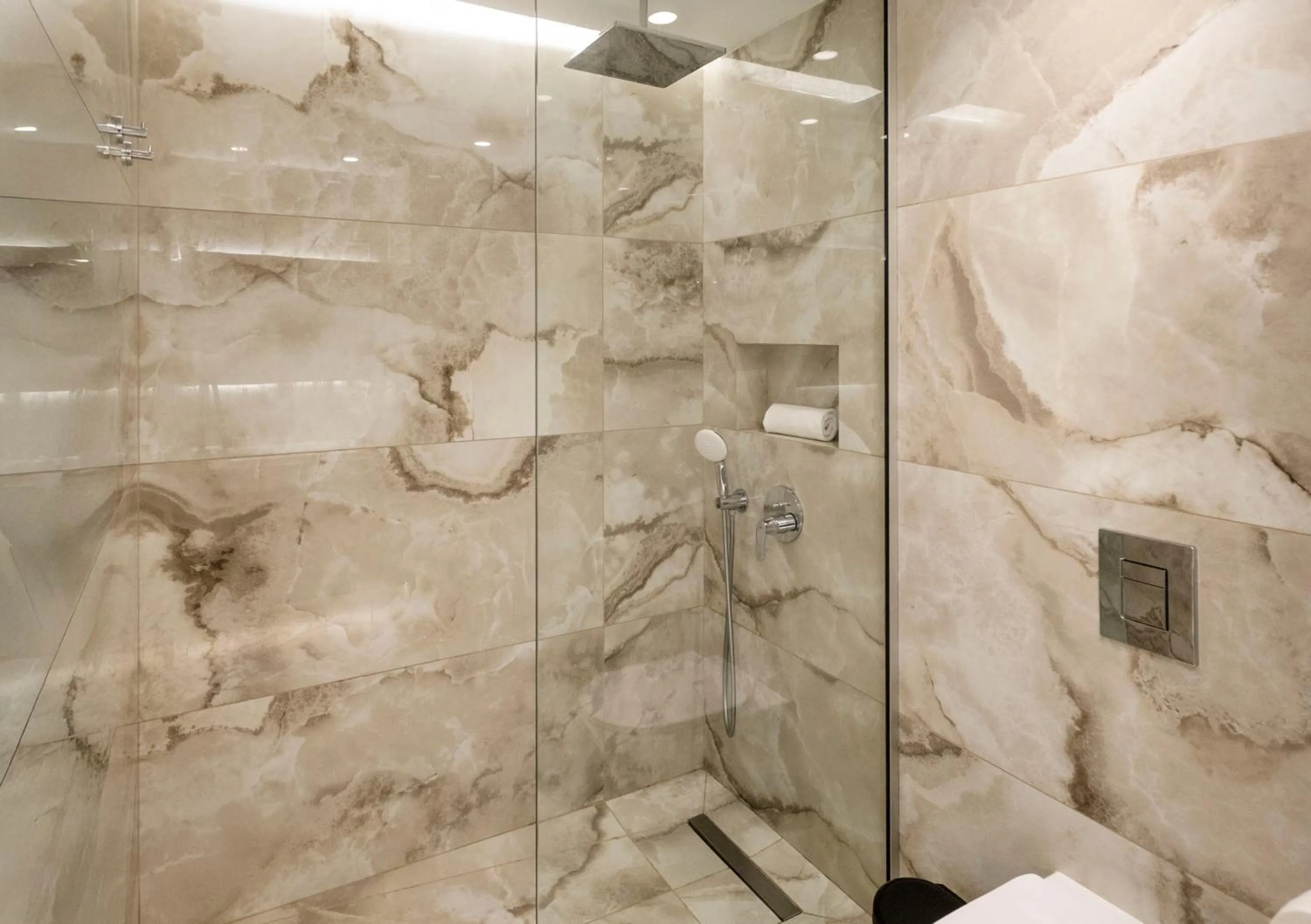 Shower in St George Beach Hotel & Spa Resort