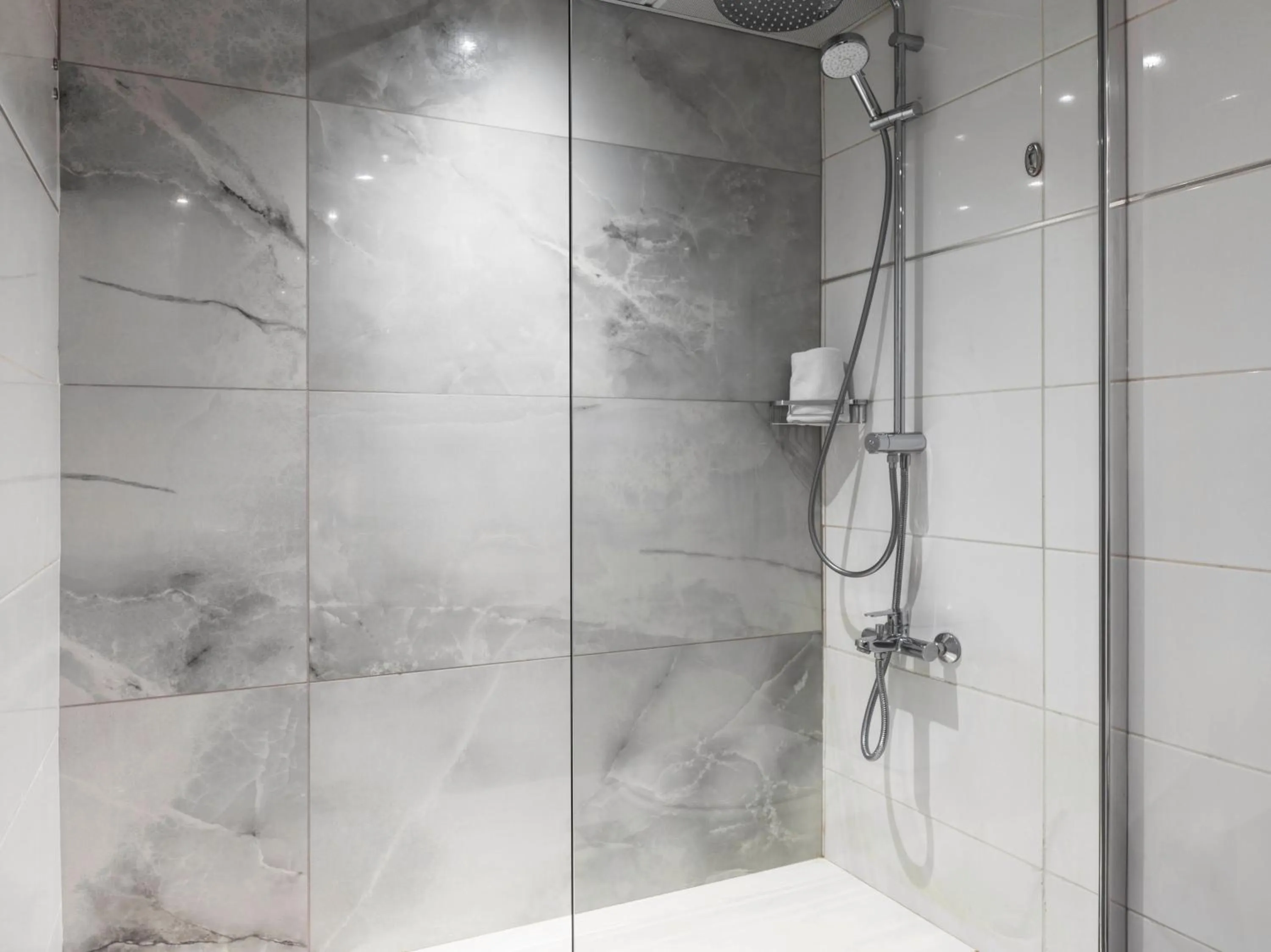 Shower in St George Beach Hotel & Spa Resort