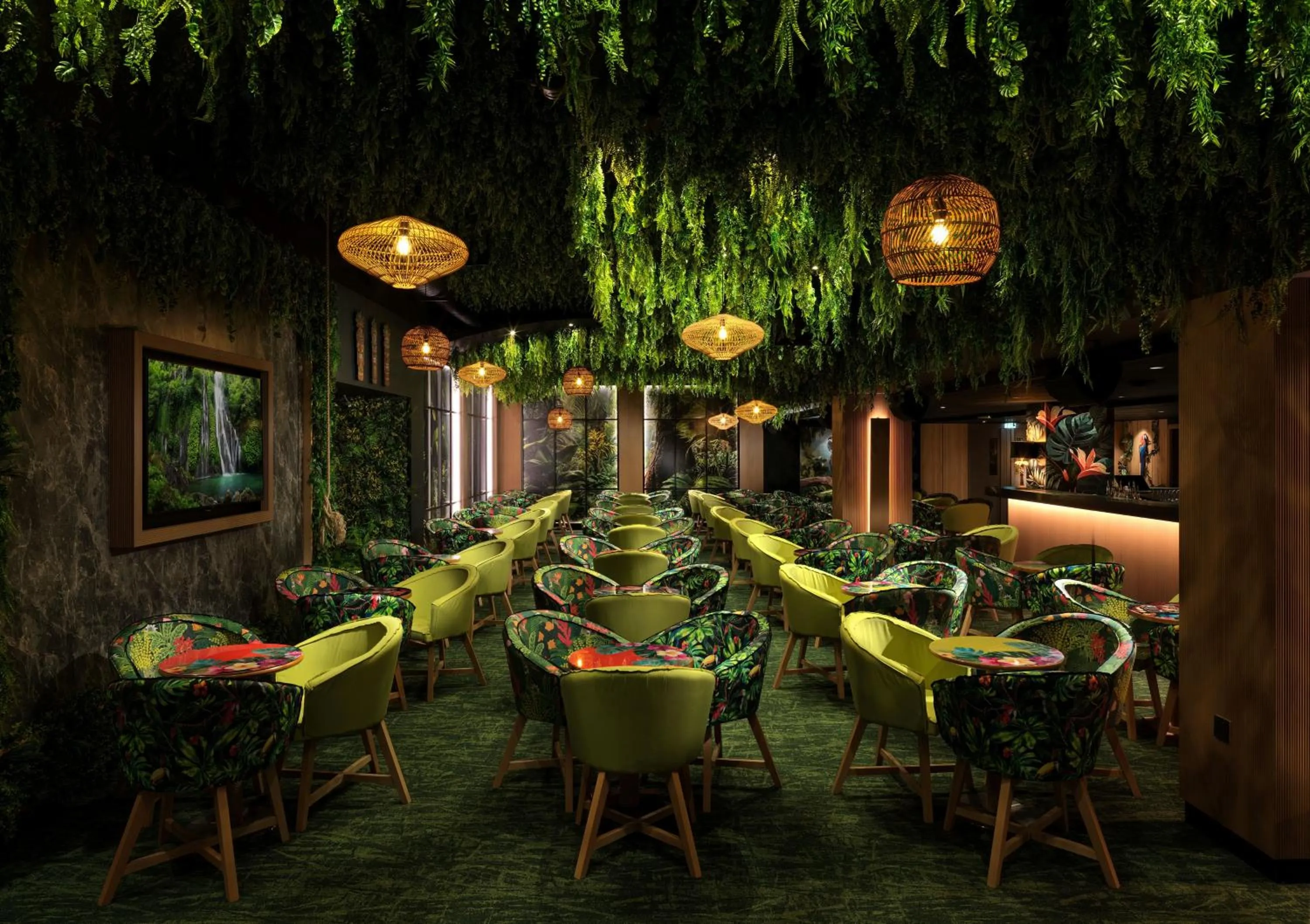 Lounge or bar in St George Beach Hotel & Spa Resort