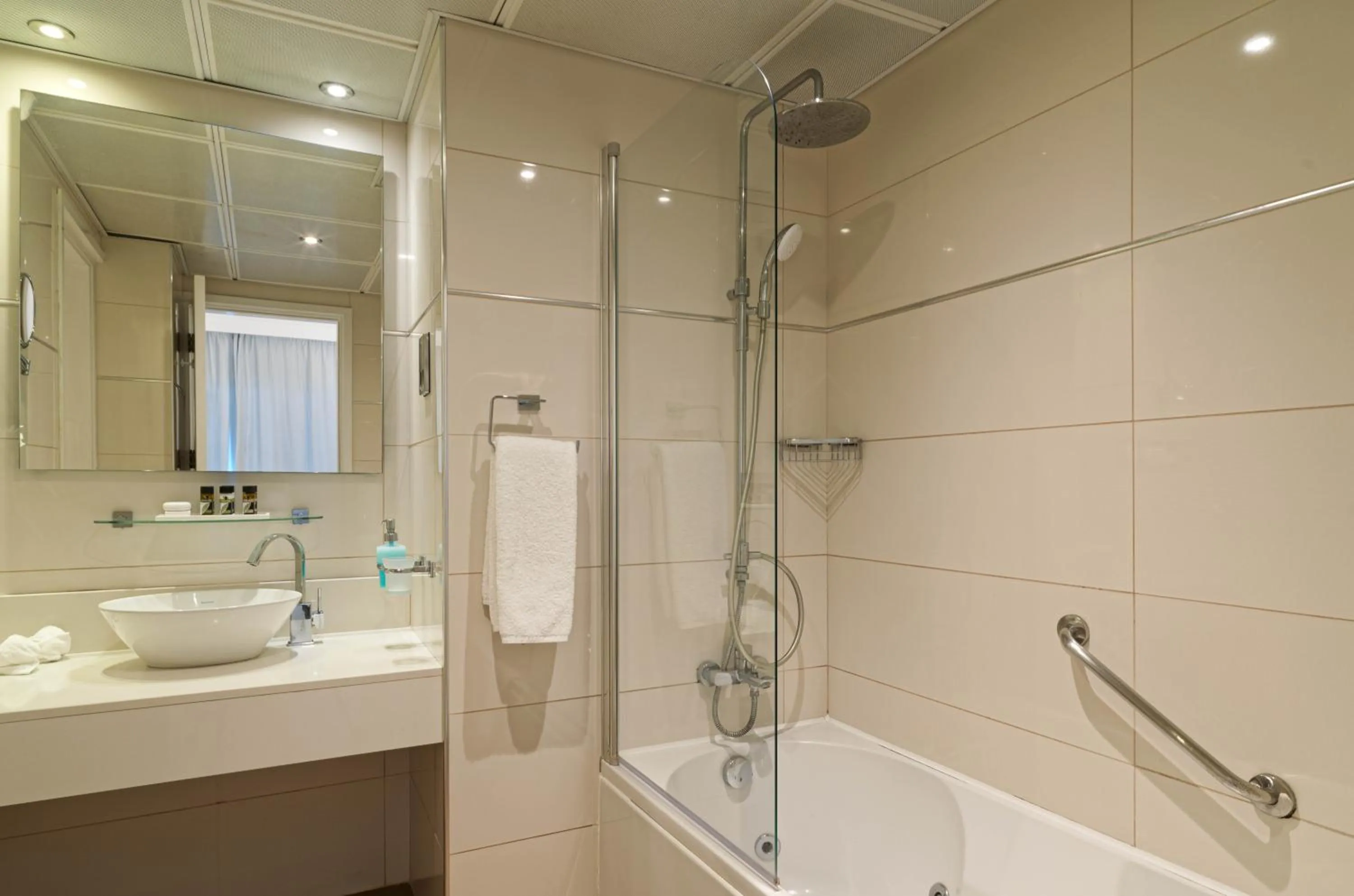 Bathroom in St George Beach Hotel & Spa Resort