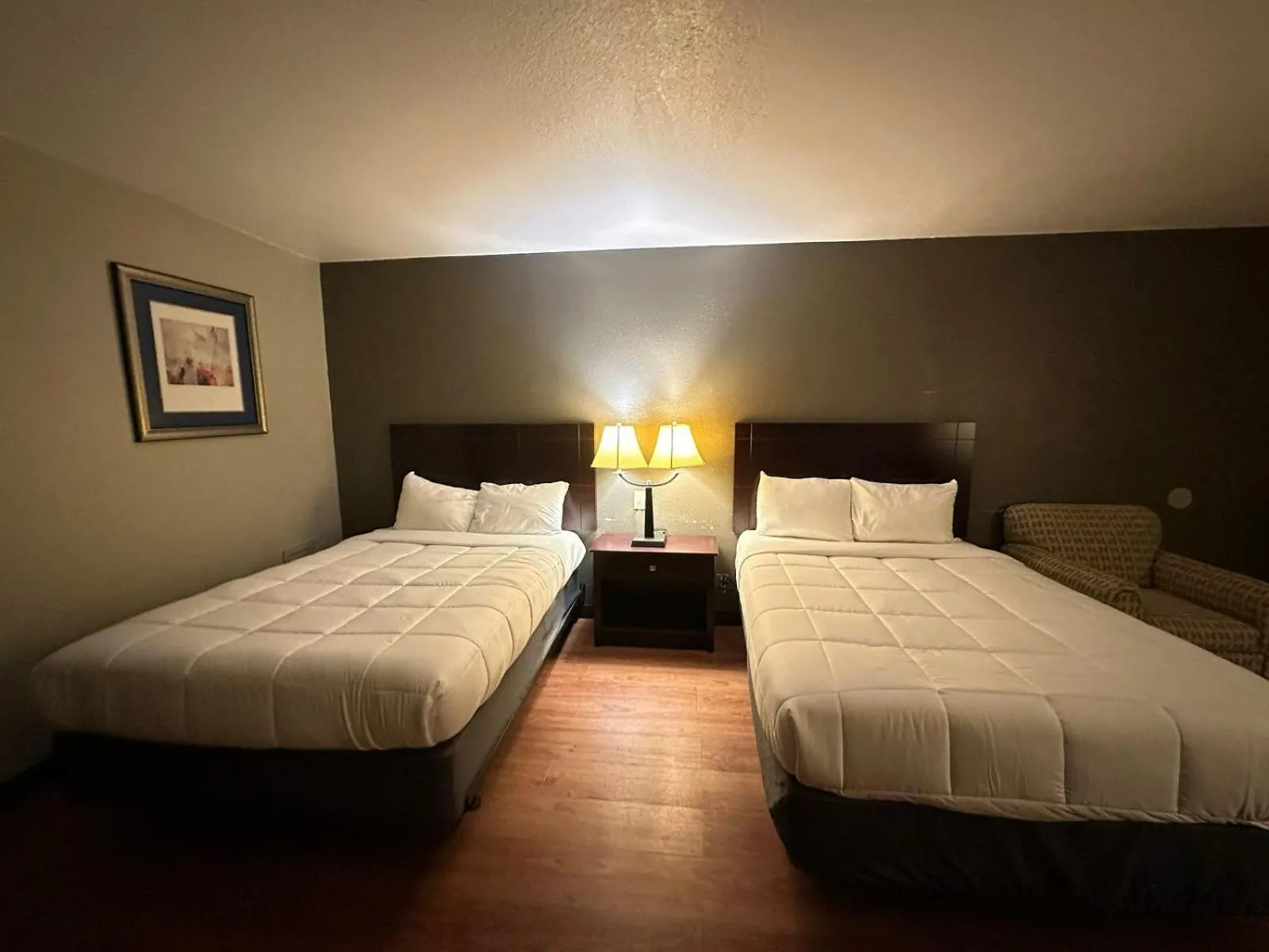 Photo of the whole room, Bed in Loyalty Inn Gainesville