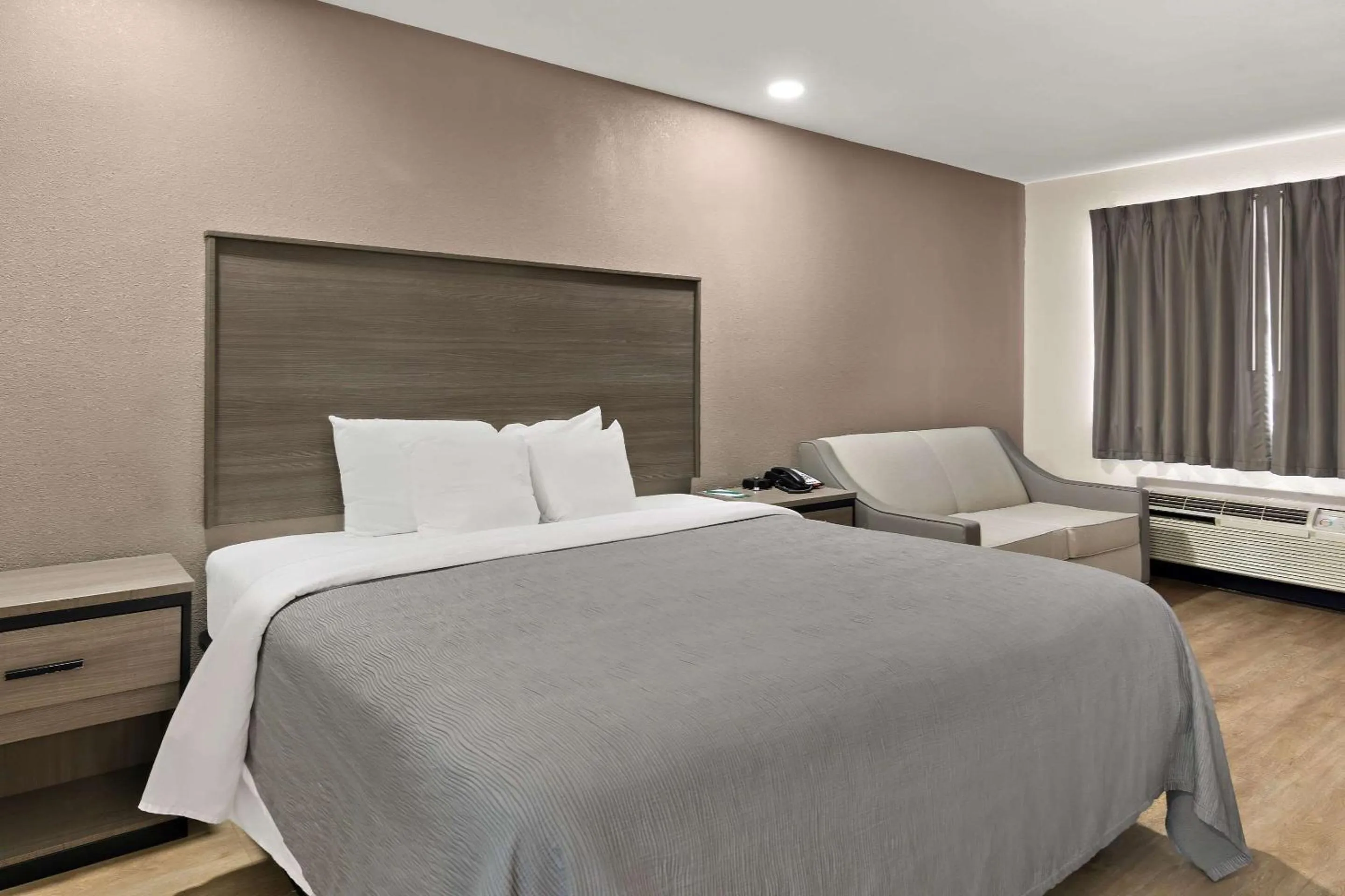 Bedroom, Bed in Quality Inn & Suites Weatherford