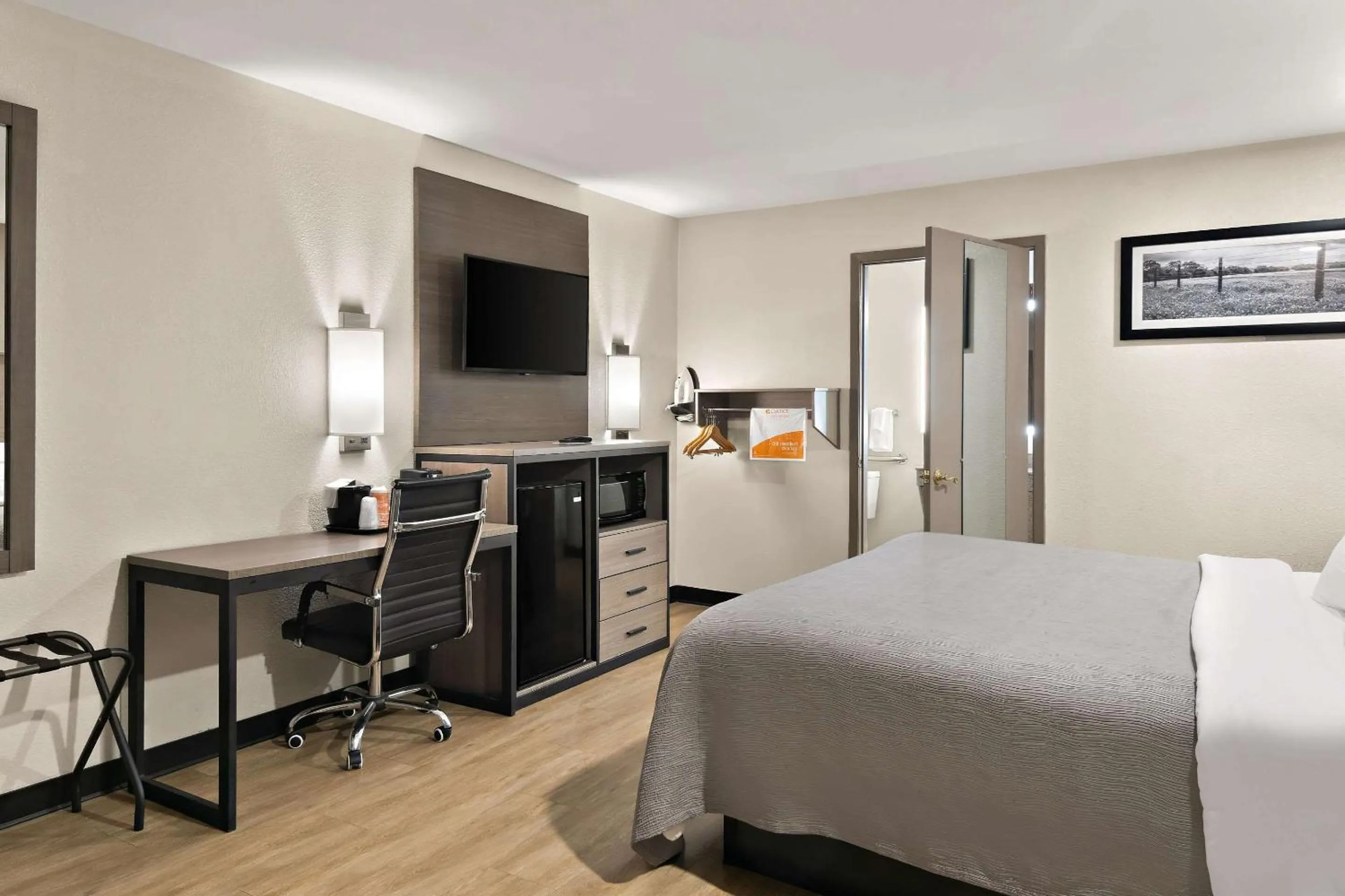 Bedroom, Bed in Quality Inn & Suites Weatherford