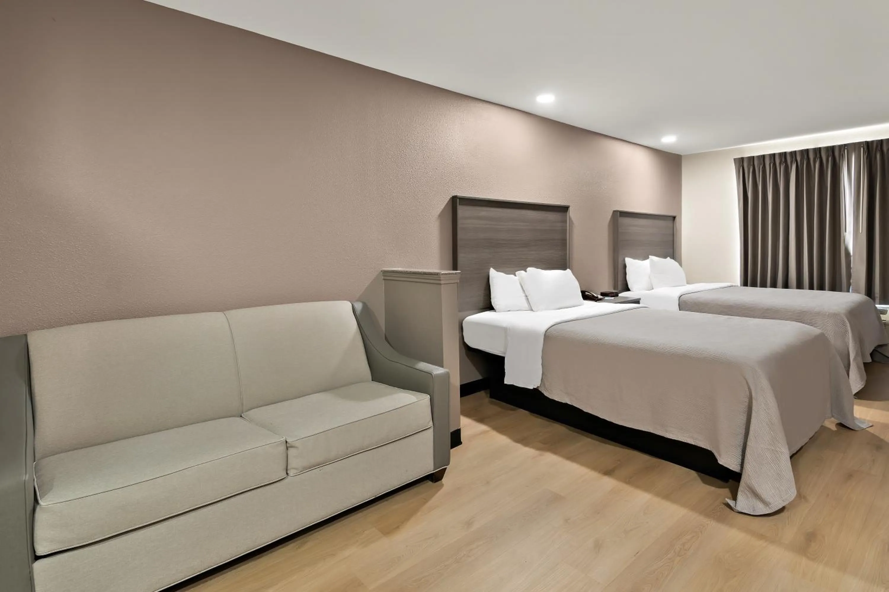 Photo of the whole room, Bed in Quality Inn & Suites Weatherford