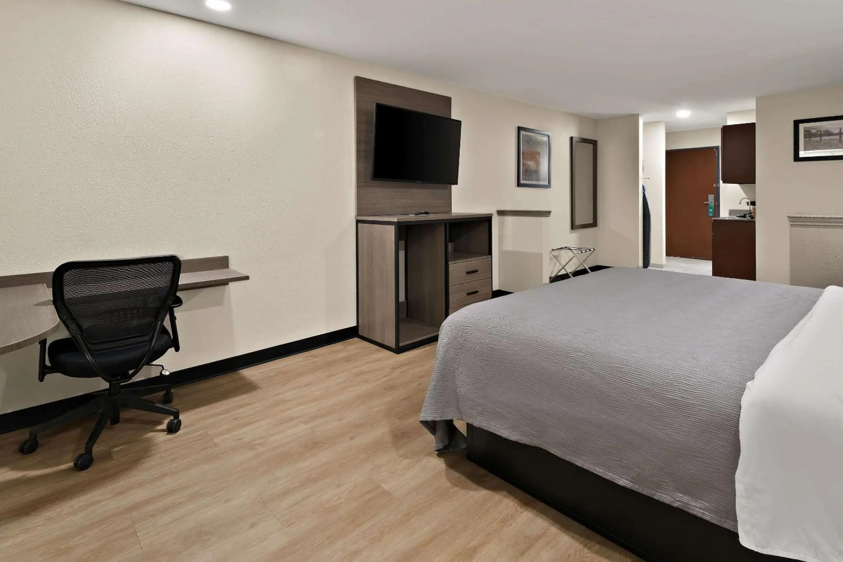 Bedroom, Bed in Quality Inn & Suites Weatherford