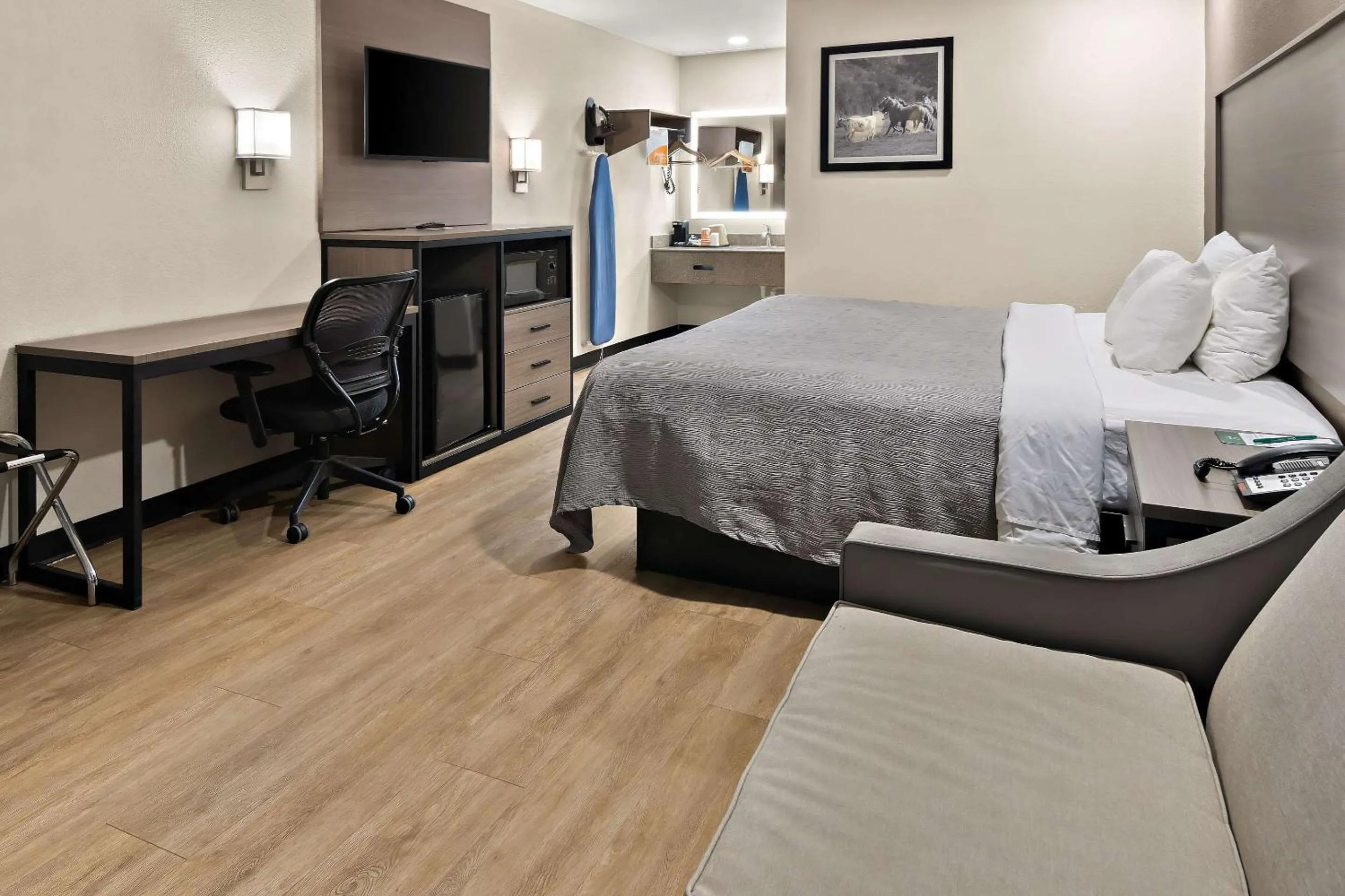 Bedroom, Bed in Quality Inn & Suites Weatherford