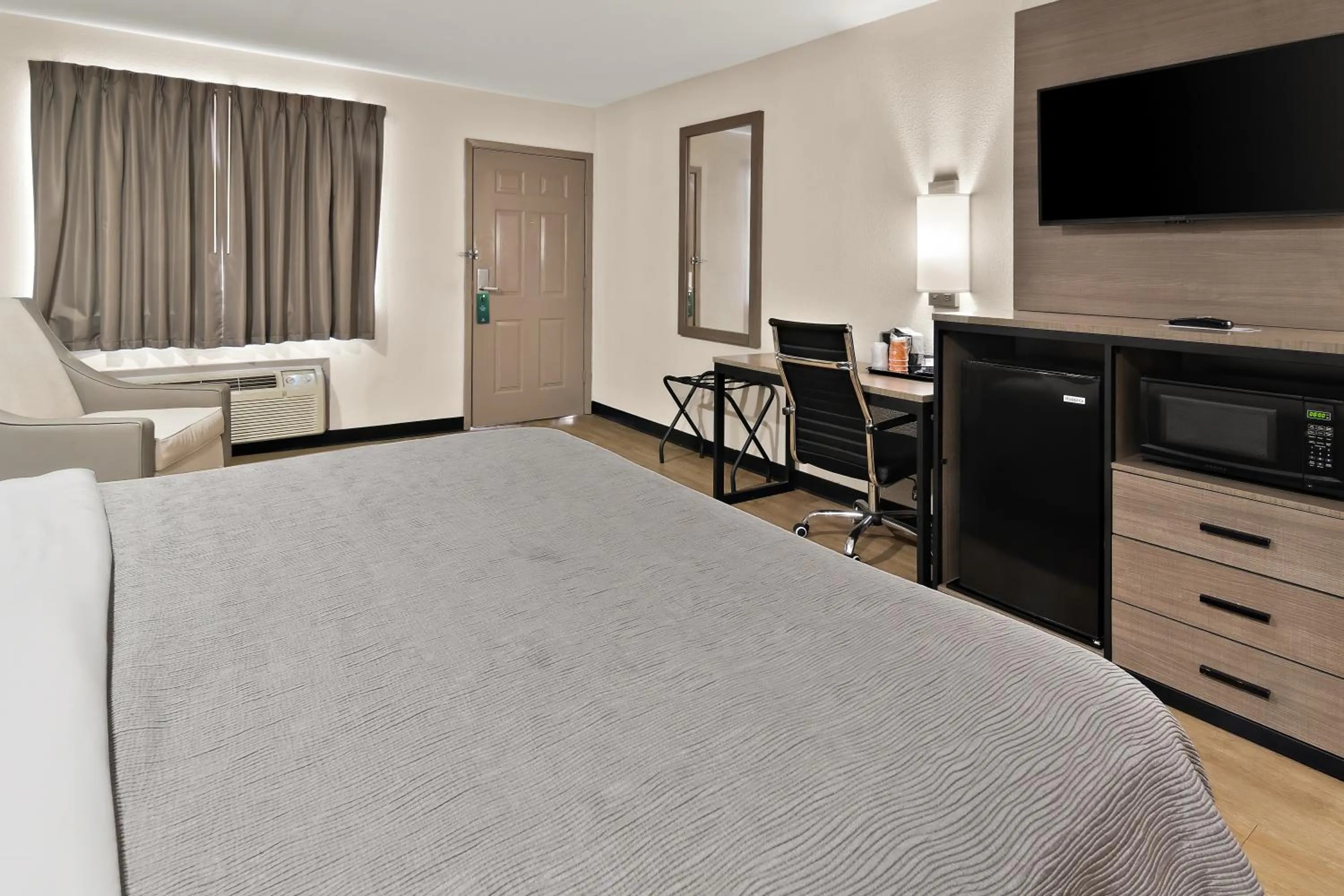 TV and multimedia, Bed in Quality Inn & Suites Weatherford