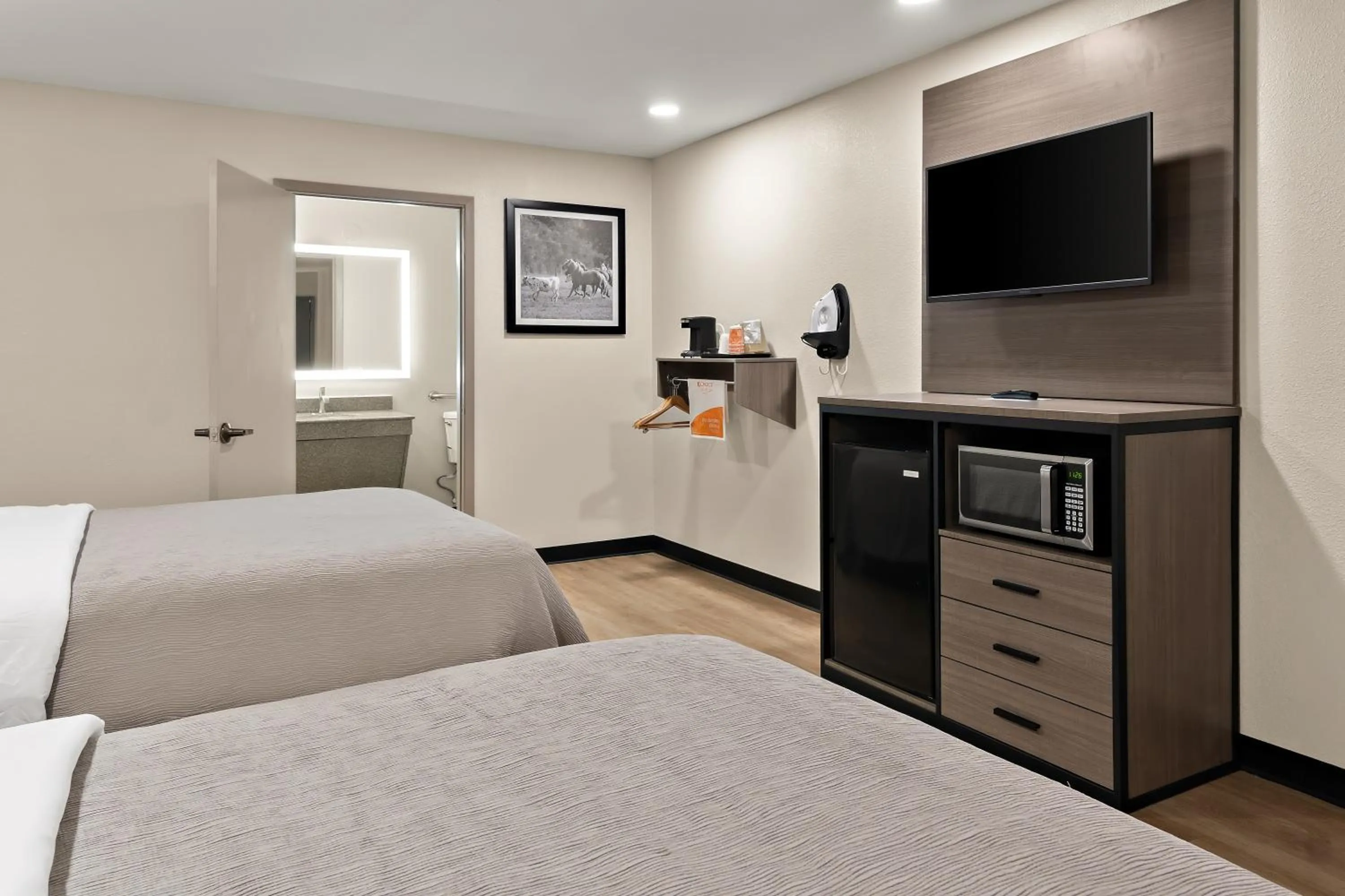 Photo of the whole room, Bed in Quality Inn & Suites Weatherford