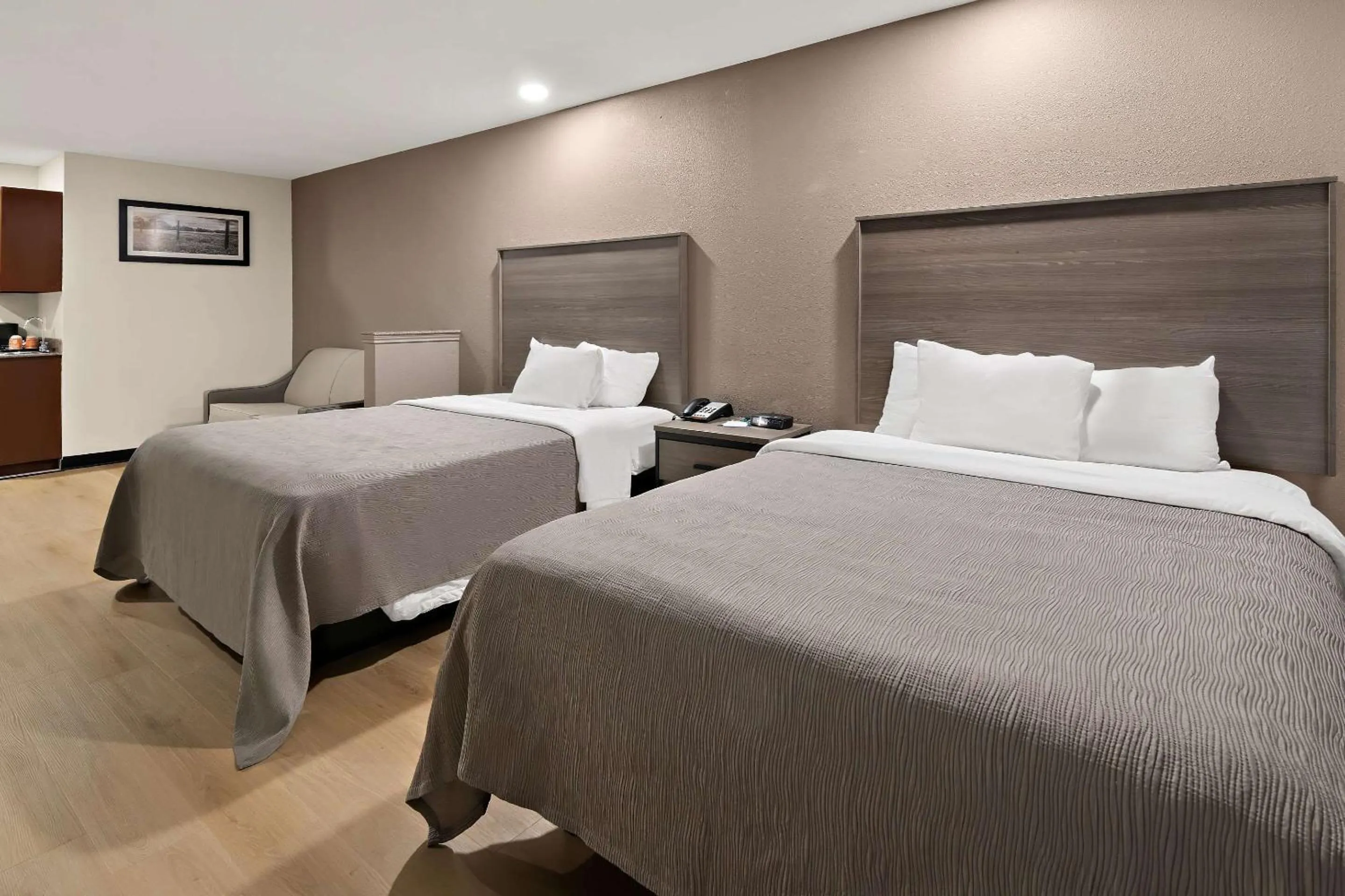 Bedroom, Bed in Quality Inn & Suites Weatherford