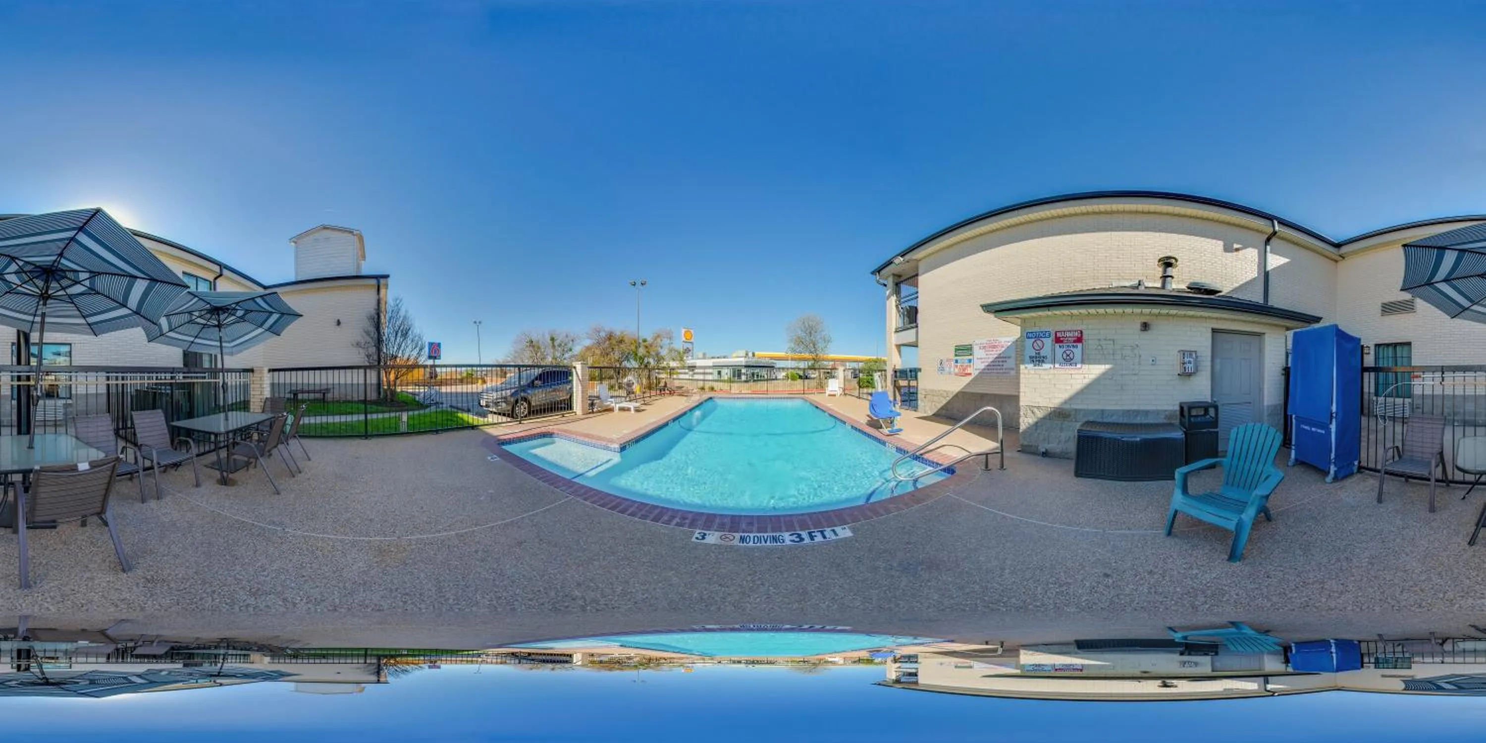Swimming pool in Quality Inn & Suites Weatherford