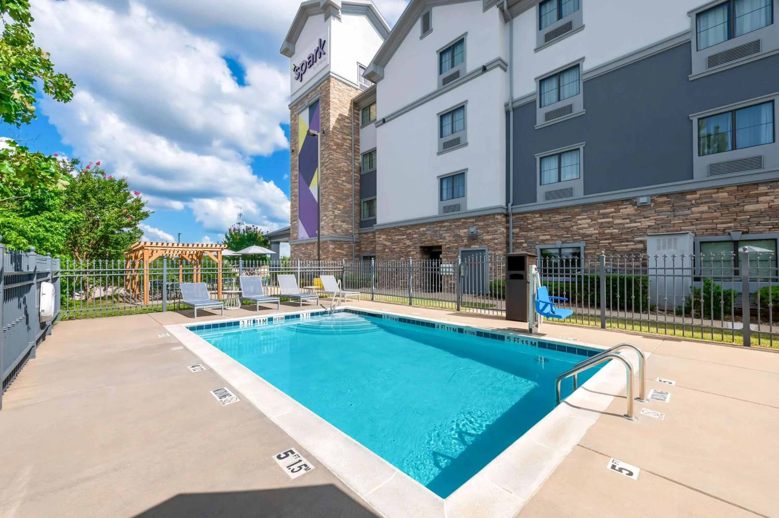 Pool view in Hawthorn Suites by Wyndham Longview