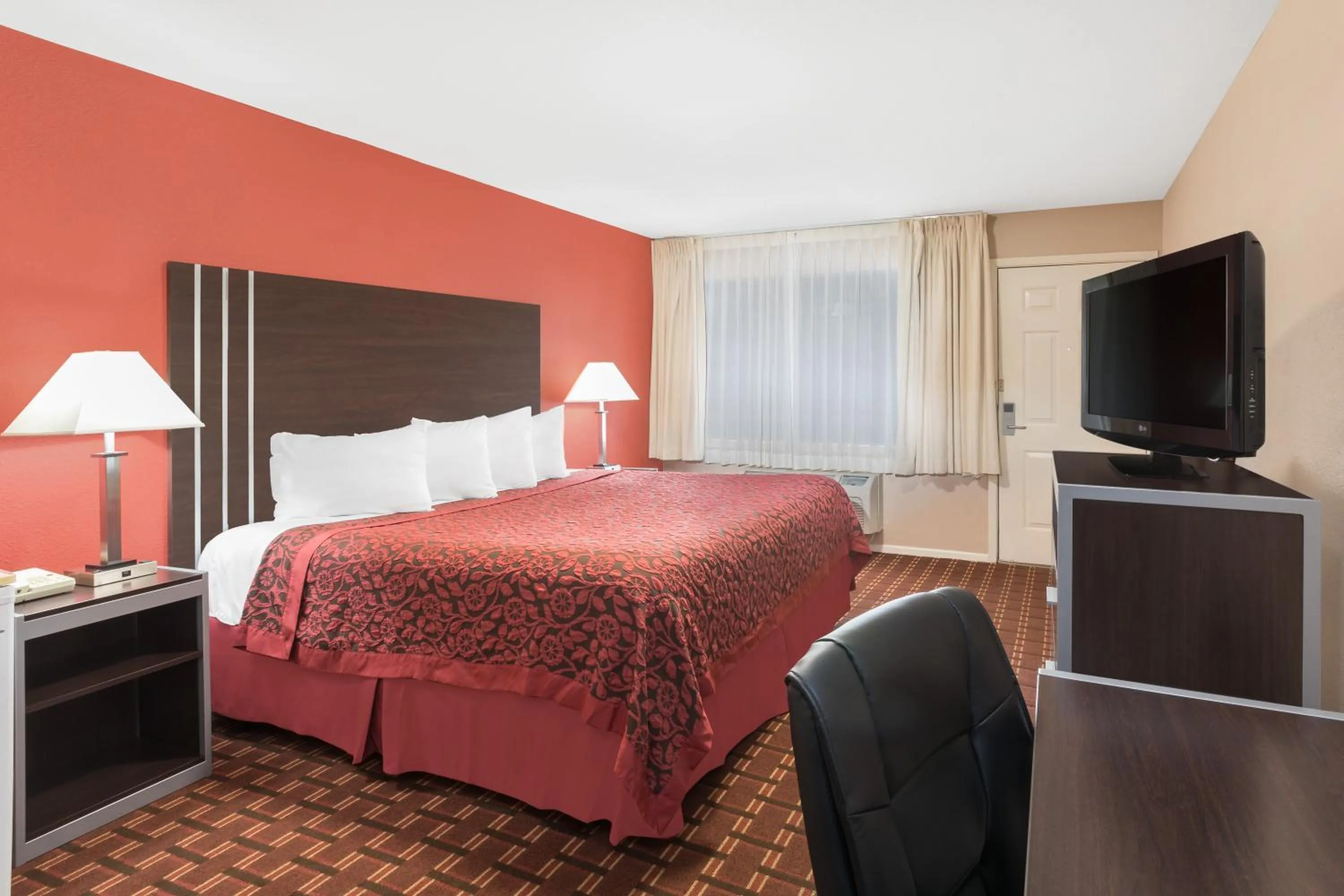 Photo of the whole room, Bed in Days Inn by Wyndham College Station University Drive
