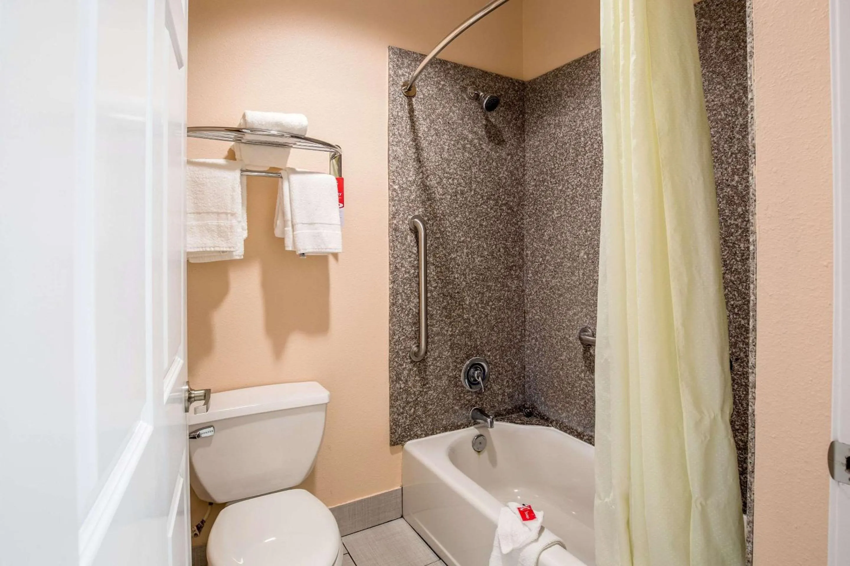 Bedroom in Quality Inn & Suites Bridge City Orange